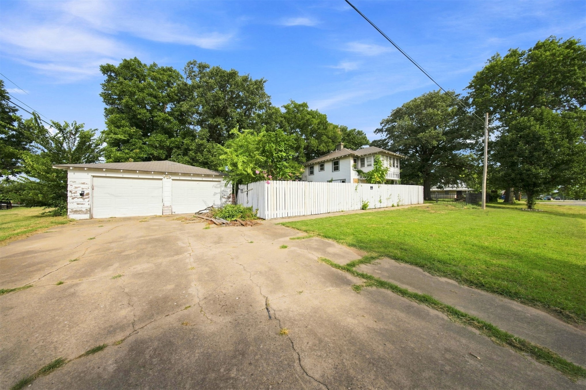124 E 2nd Property Photo 33
