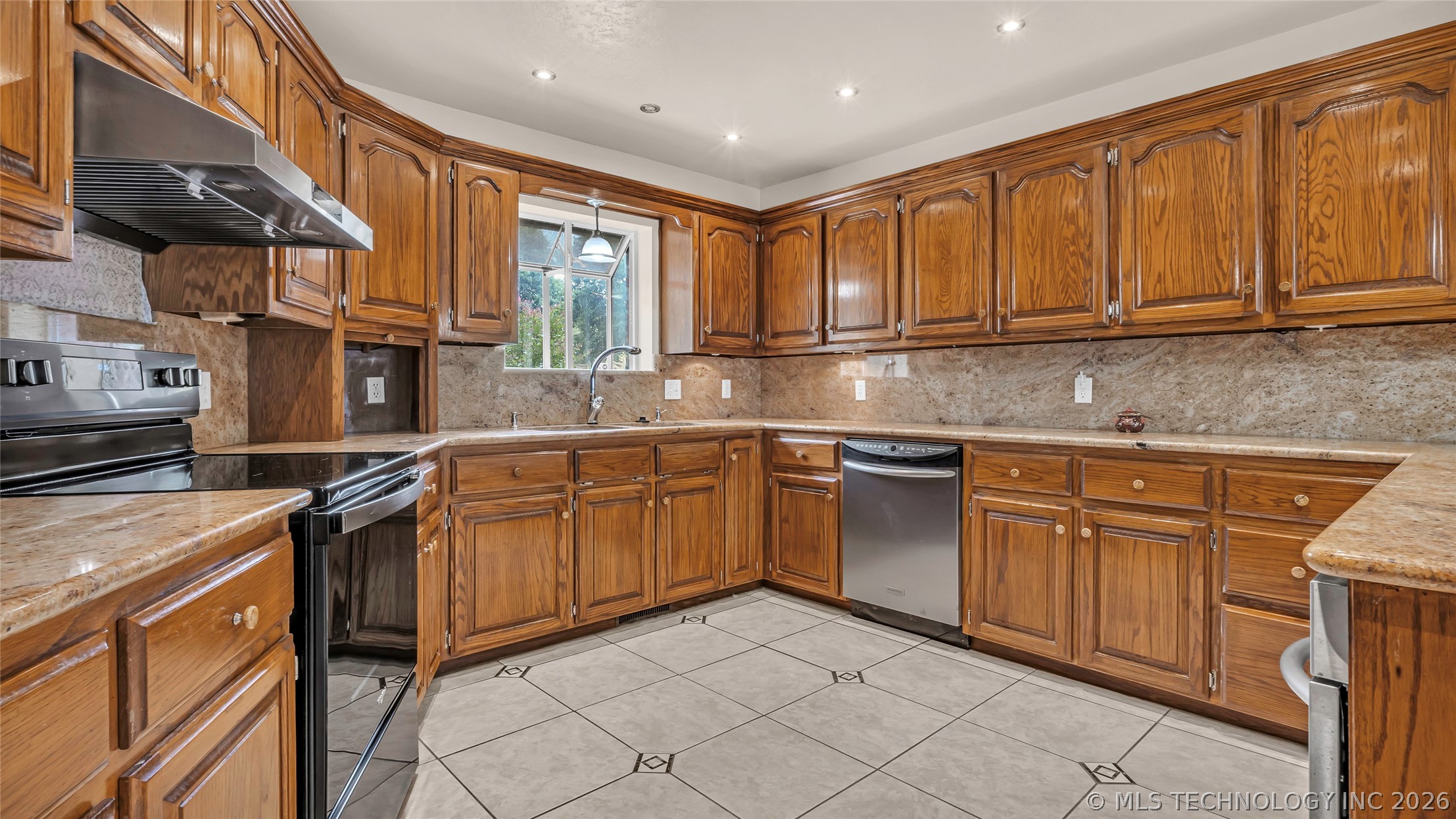 2800 Ridgeway Property Photo 5
