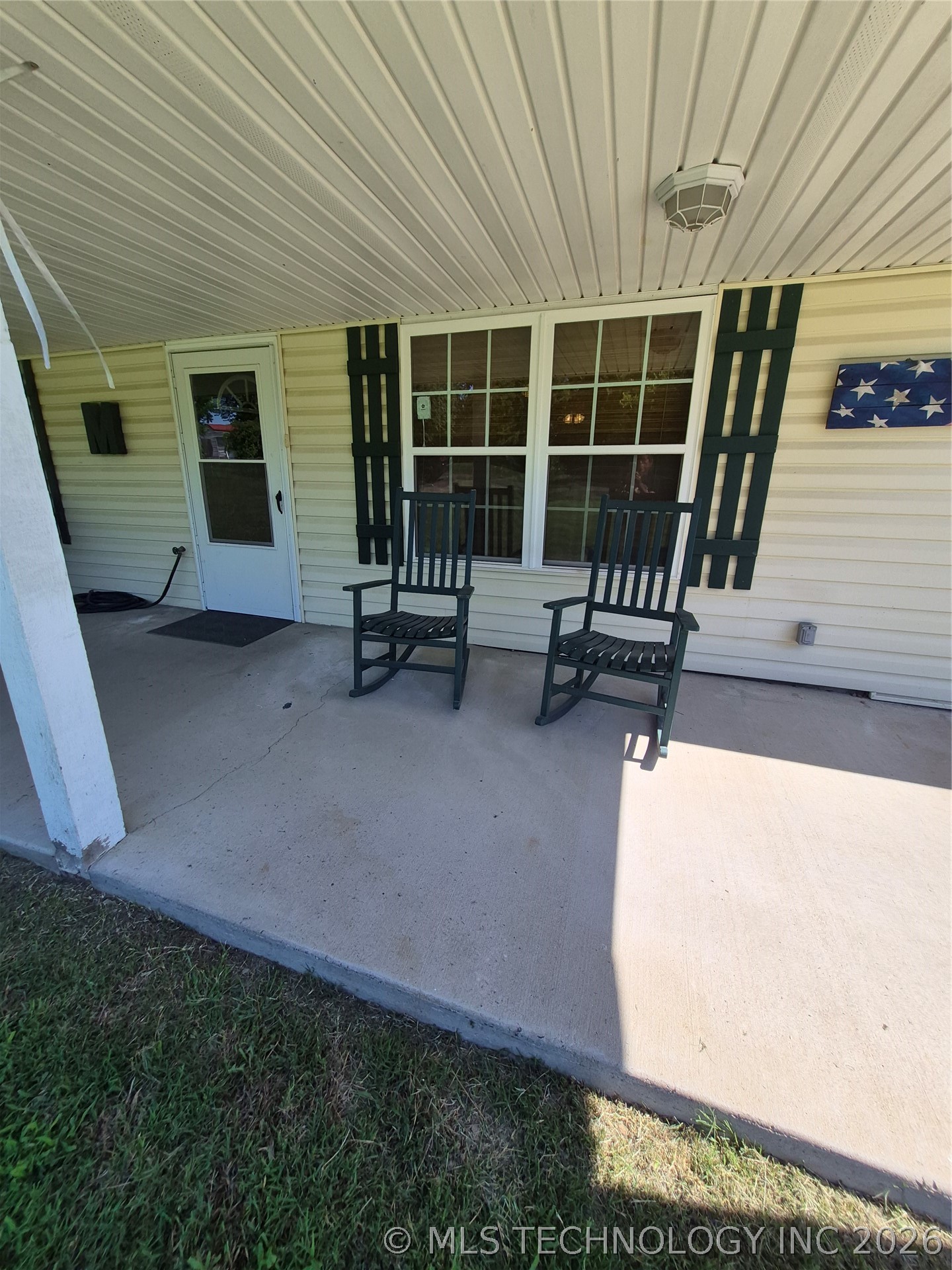 911 W Creek Property Photo 4