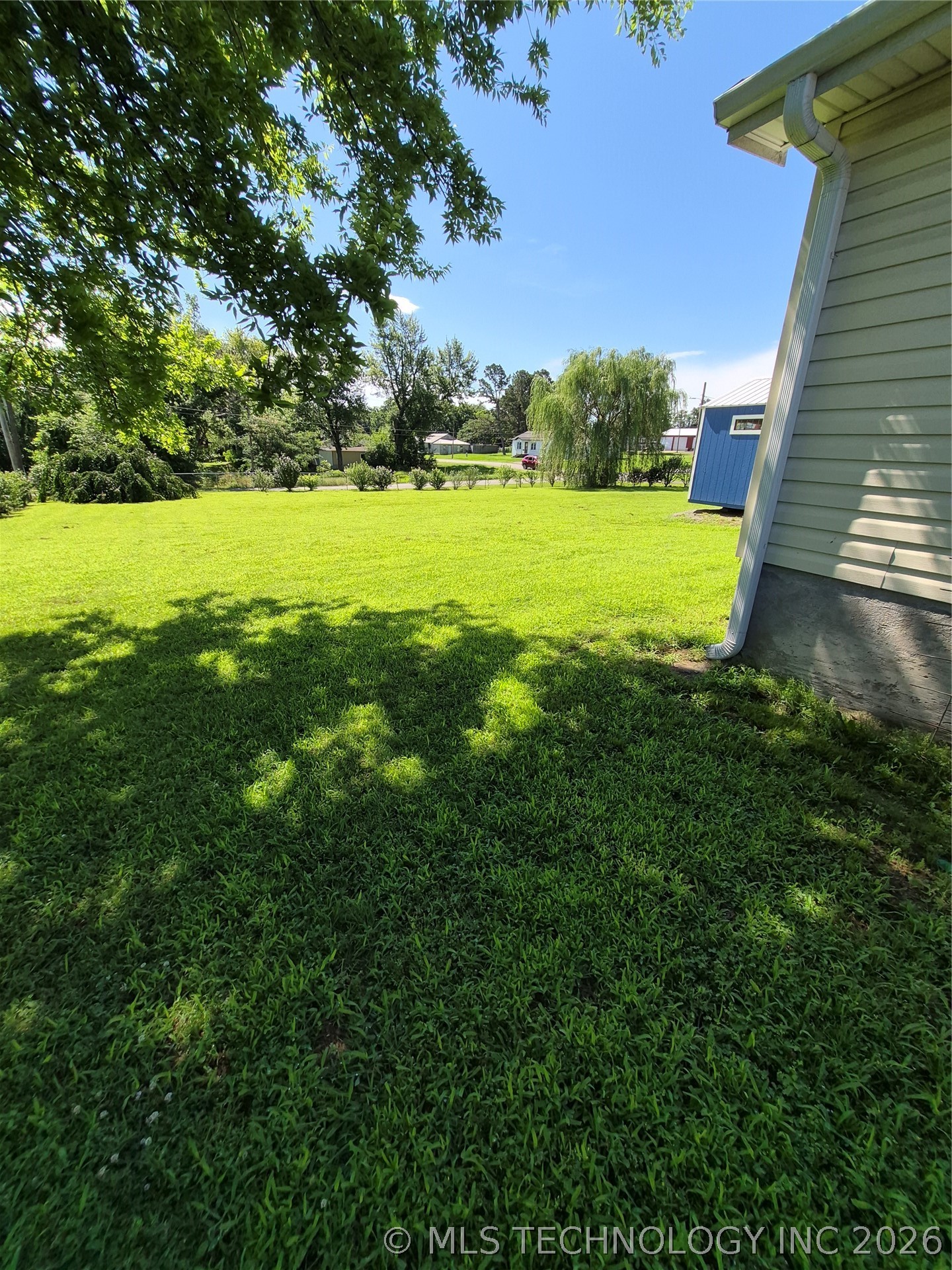 911 W Creek Property Photo 32