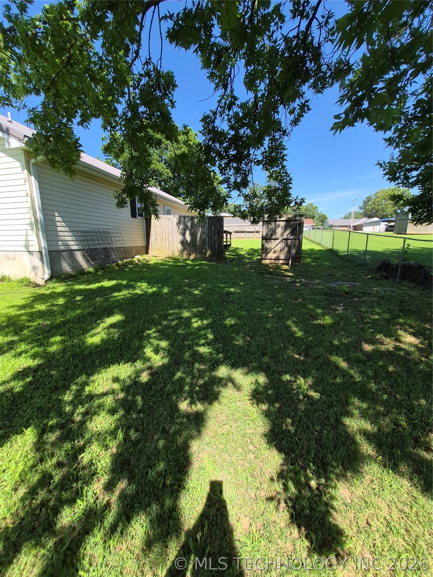 911 W Creek Property Photo 33