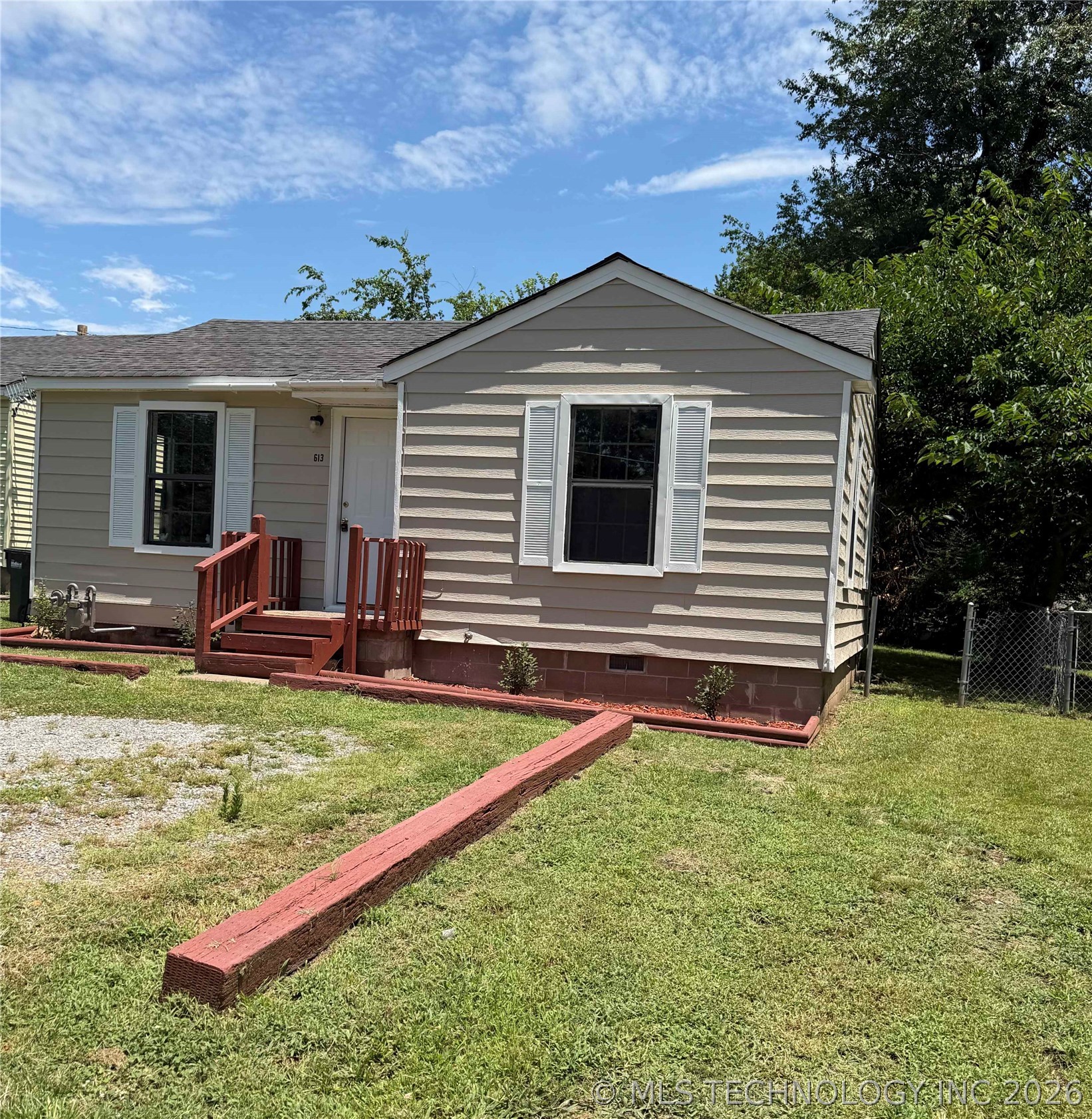 613 S Bluff Avenue Property Photo 2