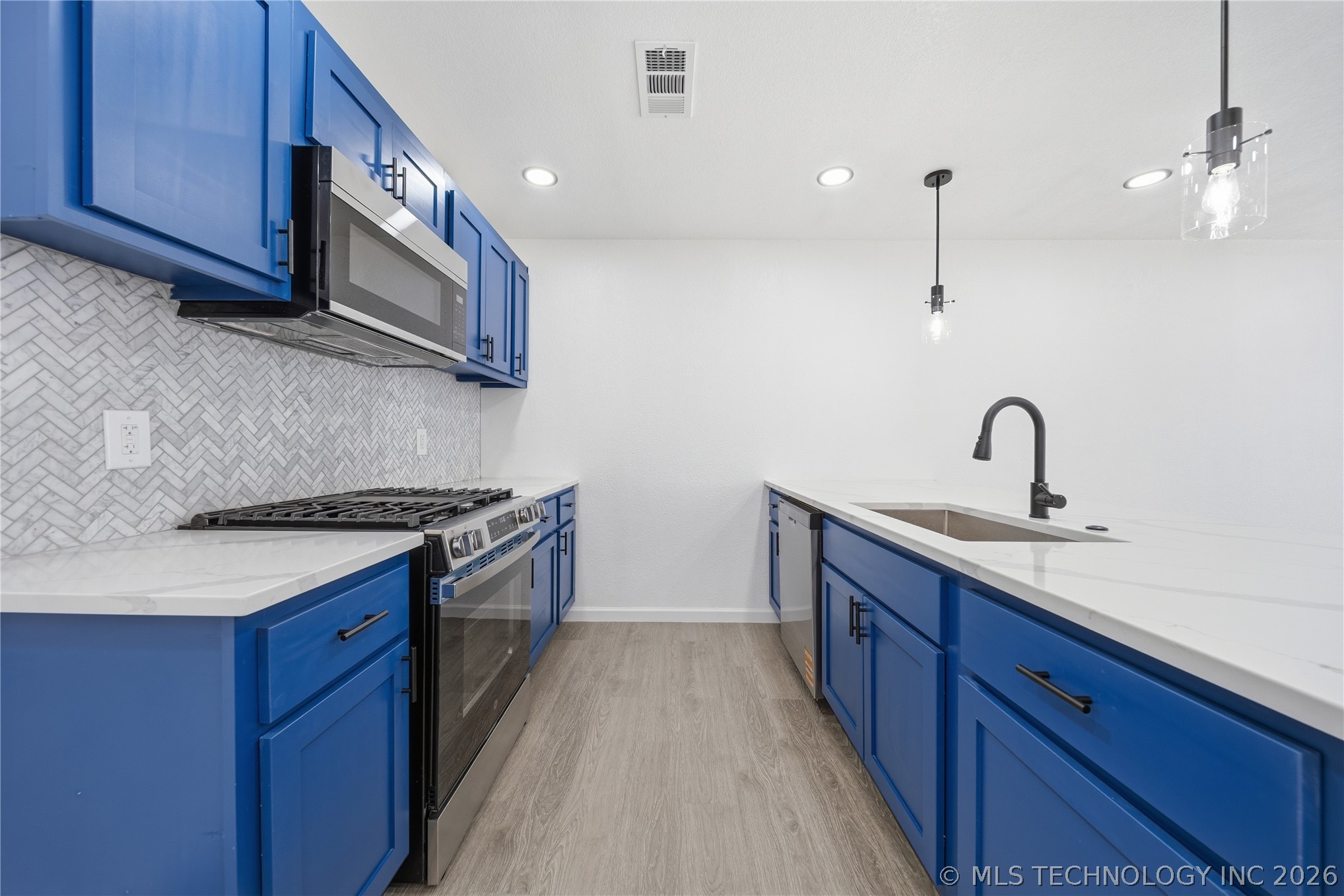 2452 N Pittsburg Avenue Property Photo 4