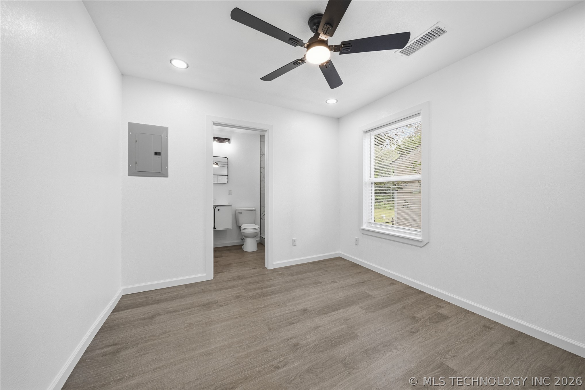 2452 N Pittsburg Avenue Property Photo 6
