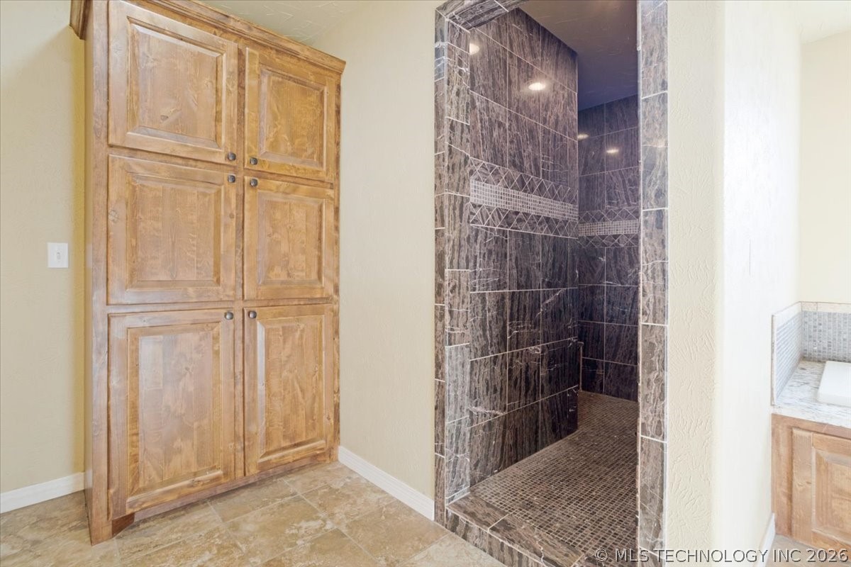 7939 W G Bar Road Property Photo 22