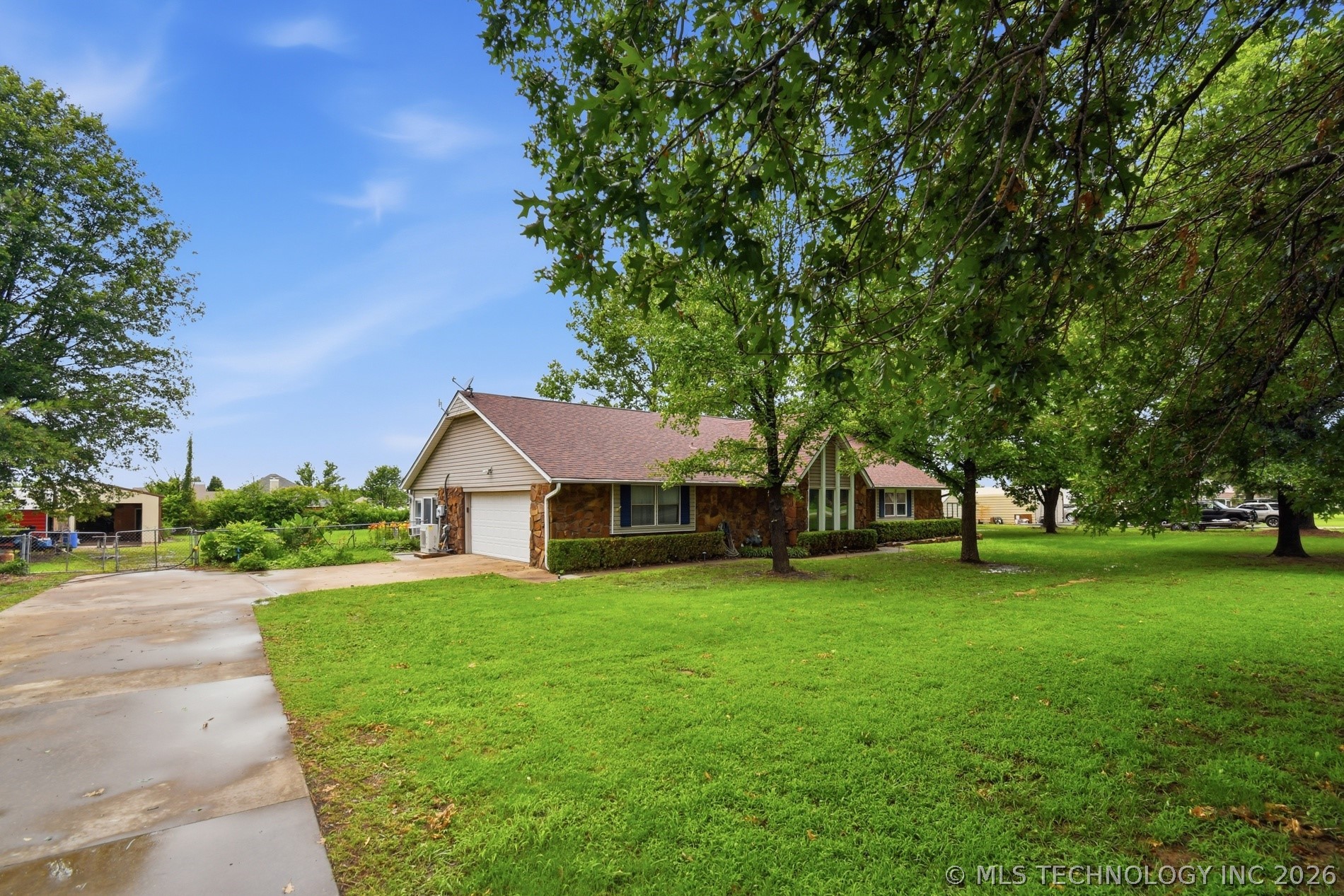 23734 S Southridge Drive Property Photo 3