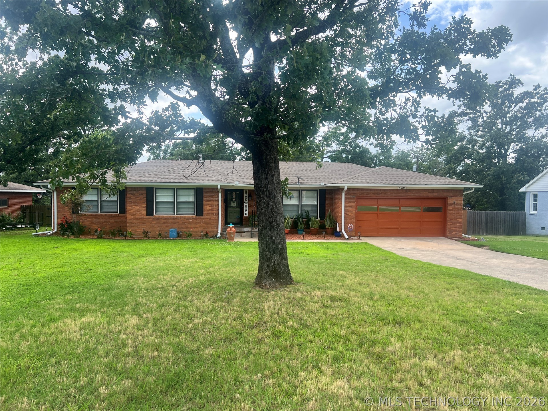 1221 Country Club Property Photo 3
