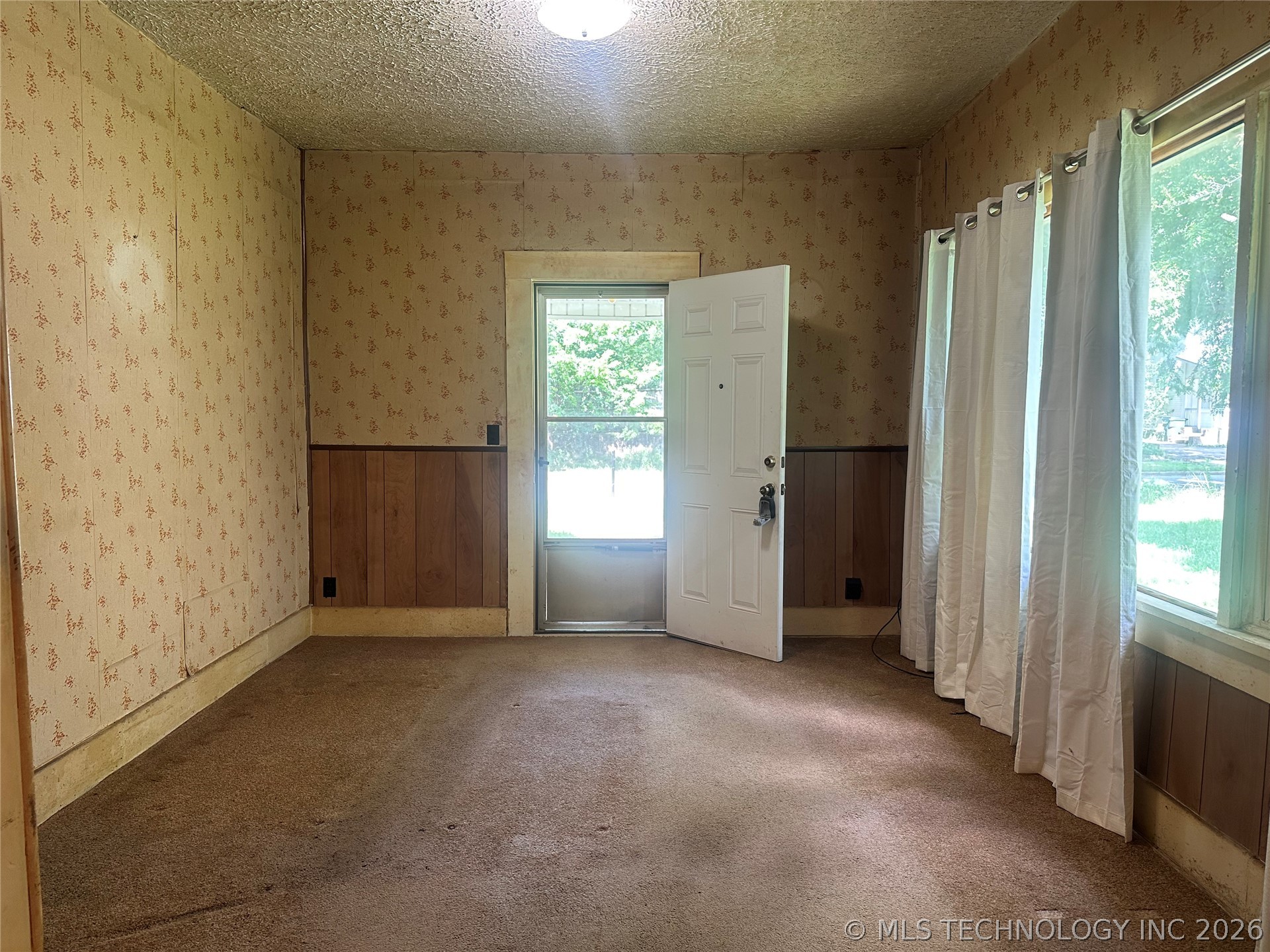 631 S Alabama Avenue Property Photo 3