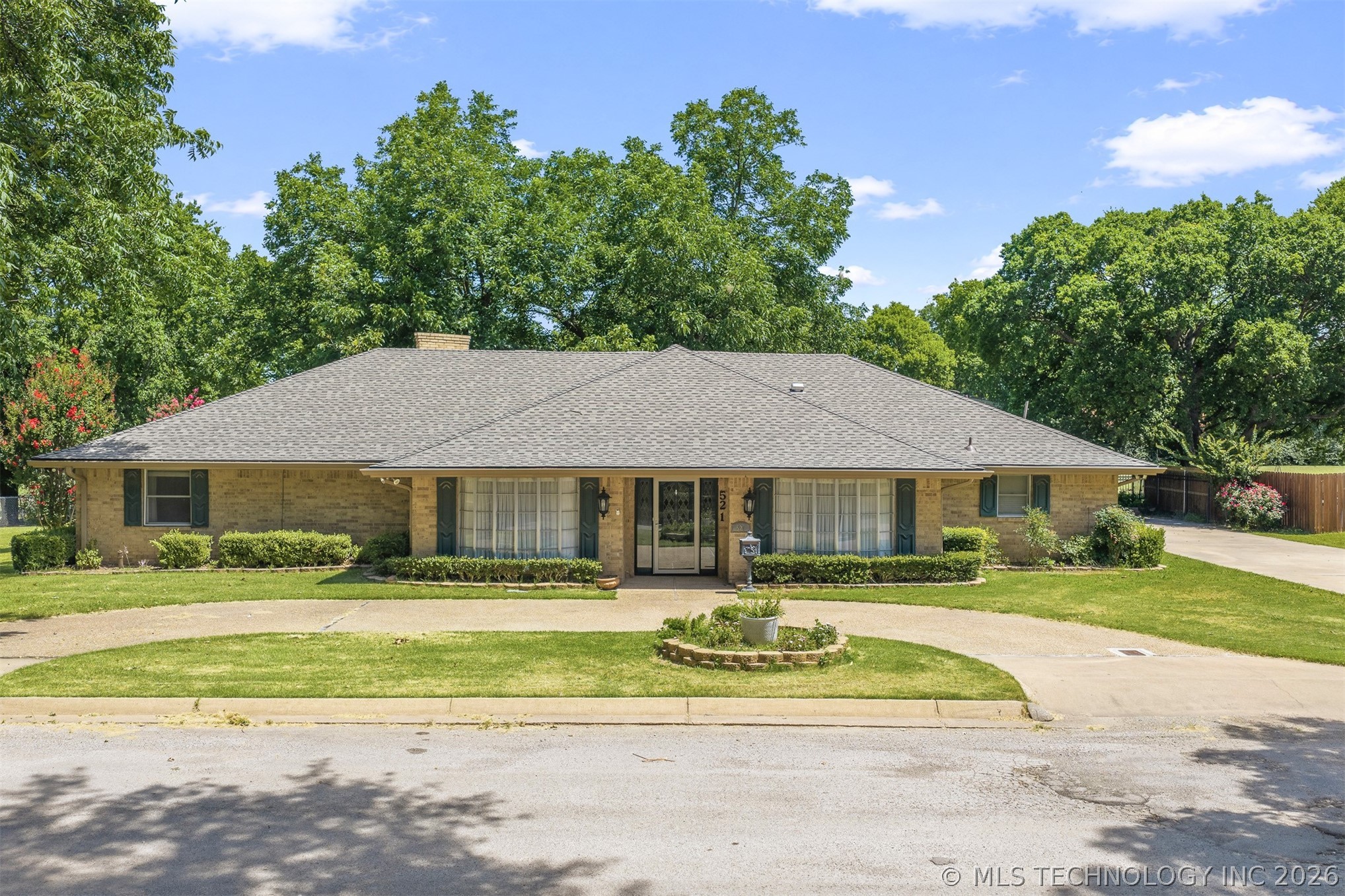 521 Circle Drive Property Photo 1