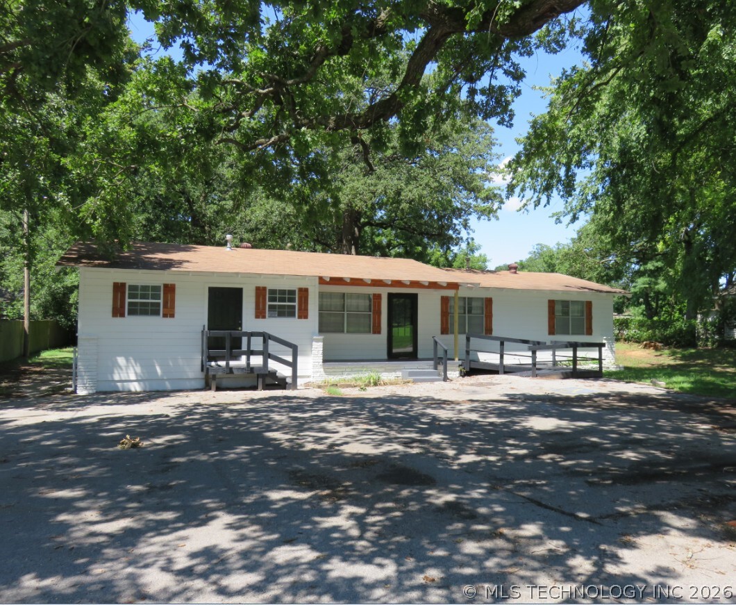 1239 W Main Street Property Photo 1
