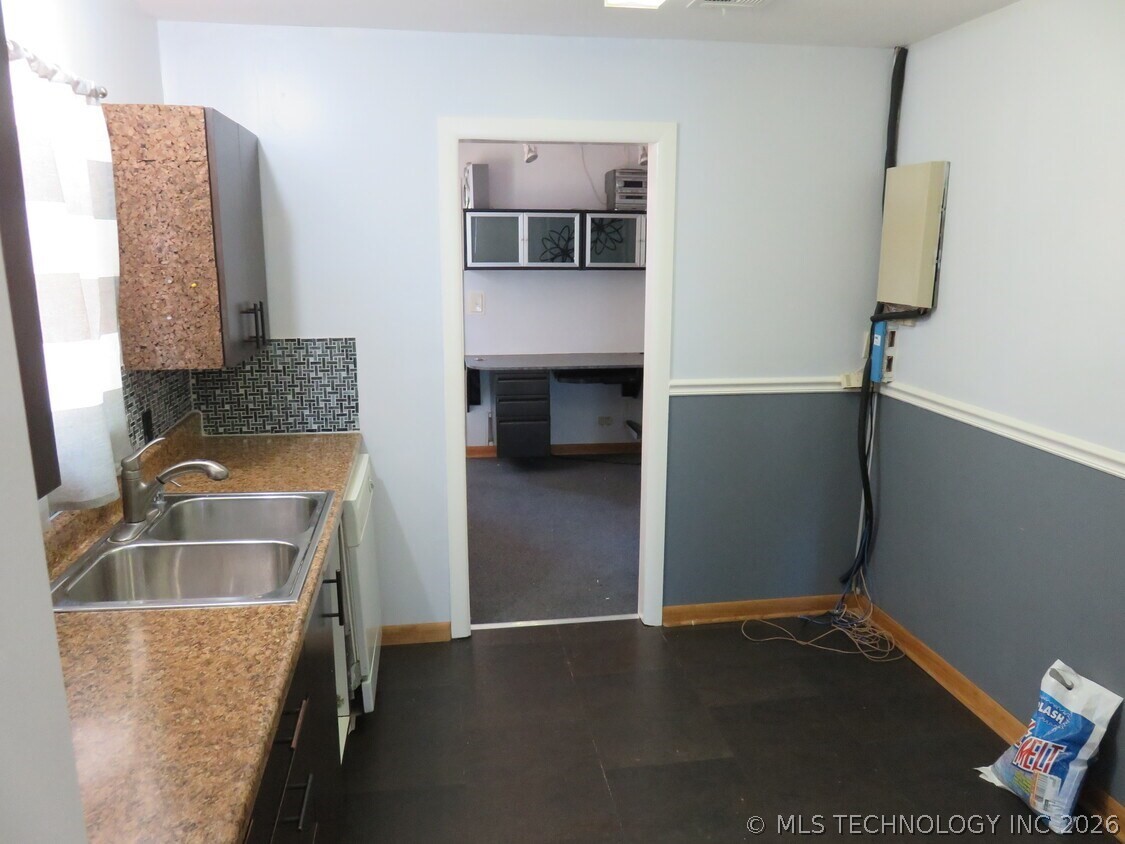 1239 W Main Street Property Photo 15