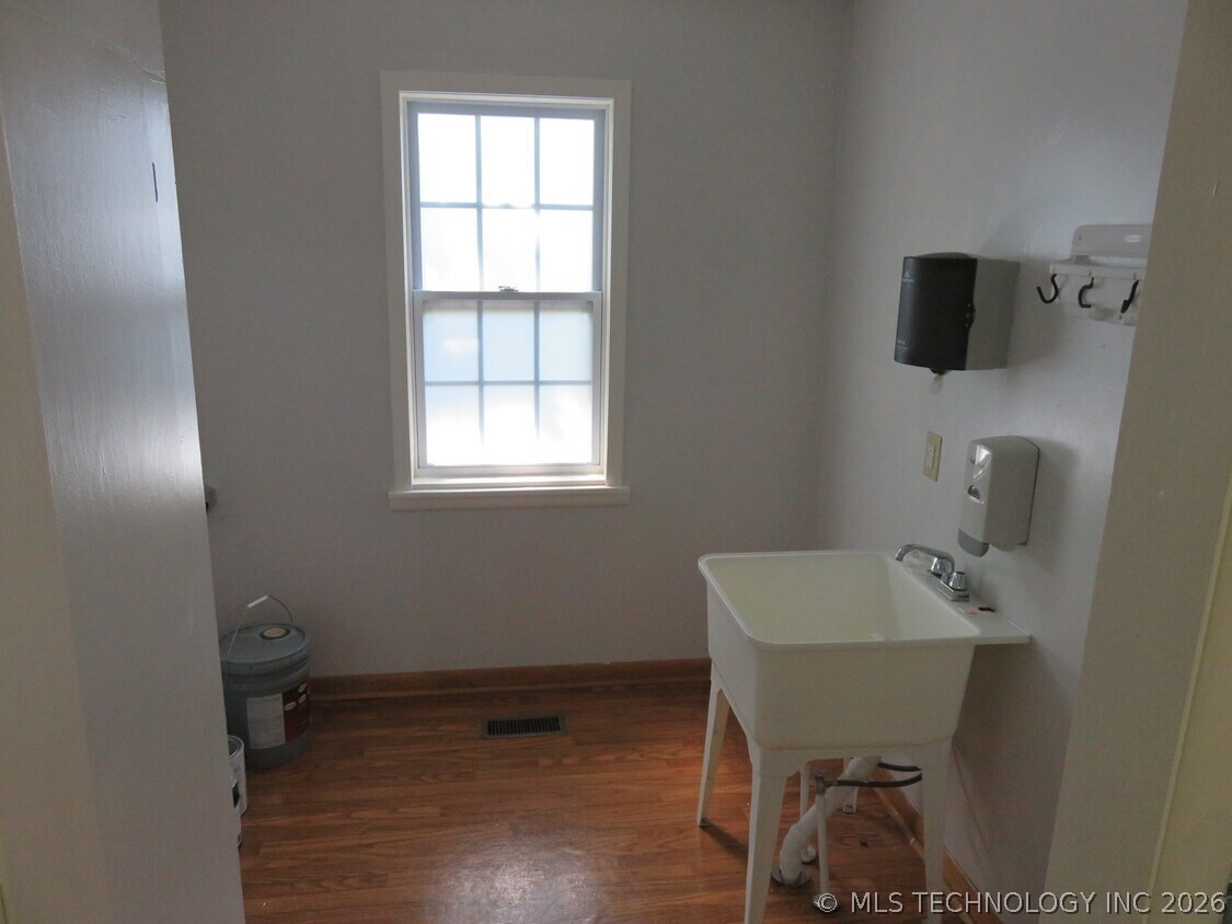 1239 W Main Street Property Photo 16