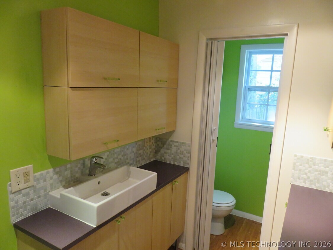 1239 W Main Street Property Photo 21