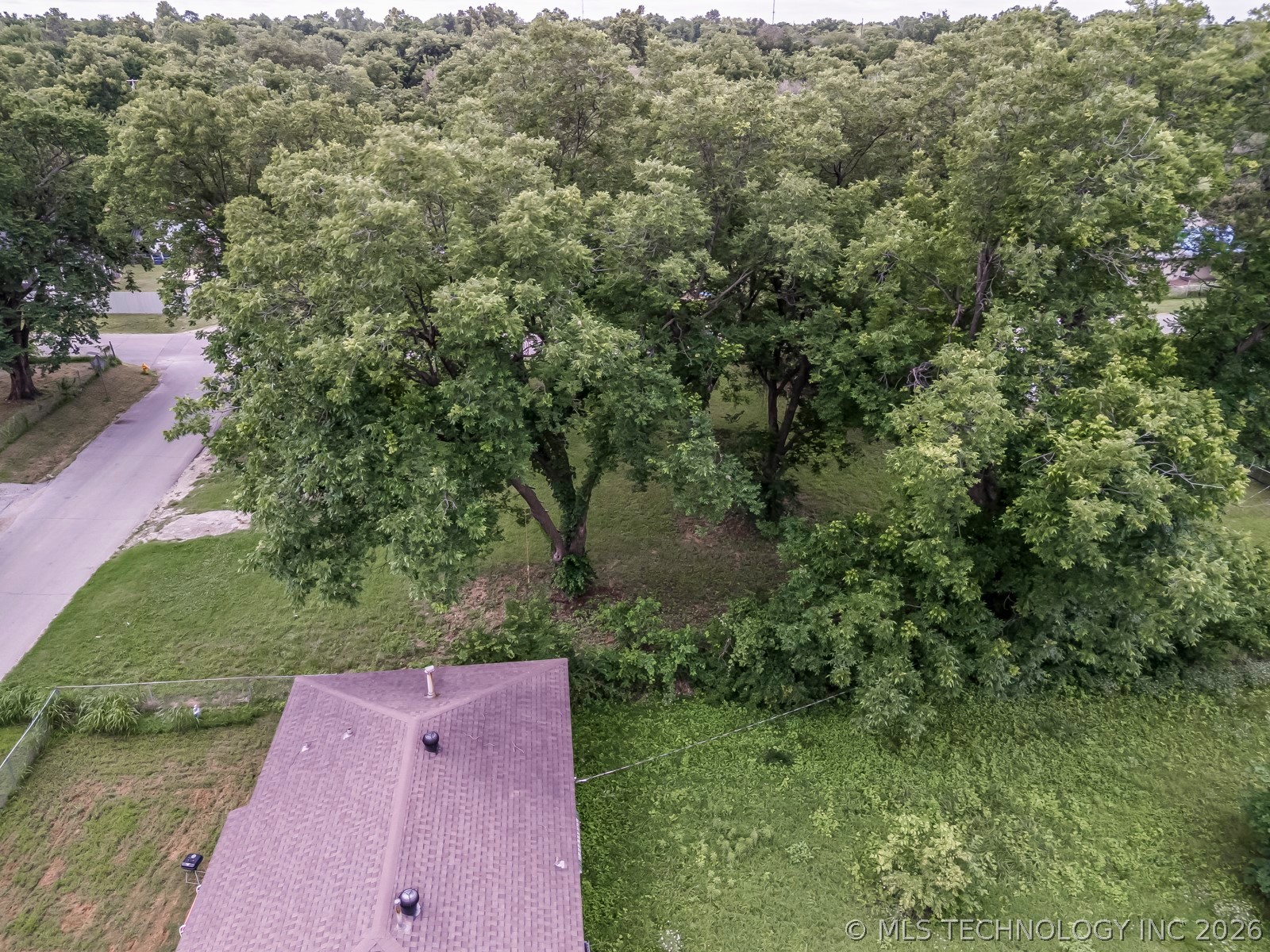 2230 N Columbia Avenue Property Photo 4