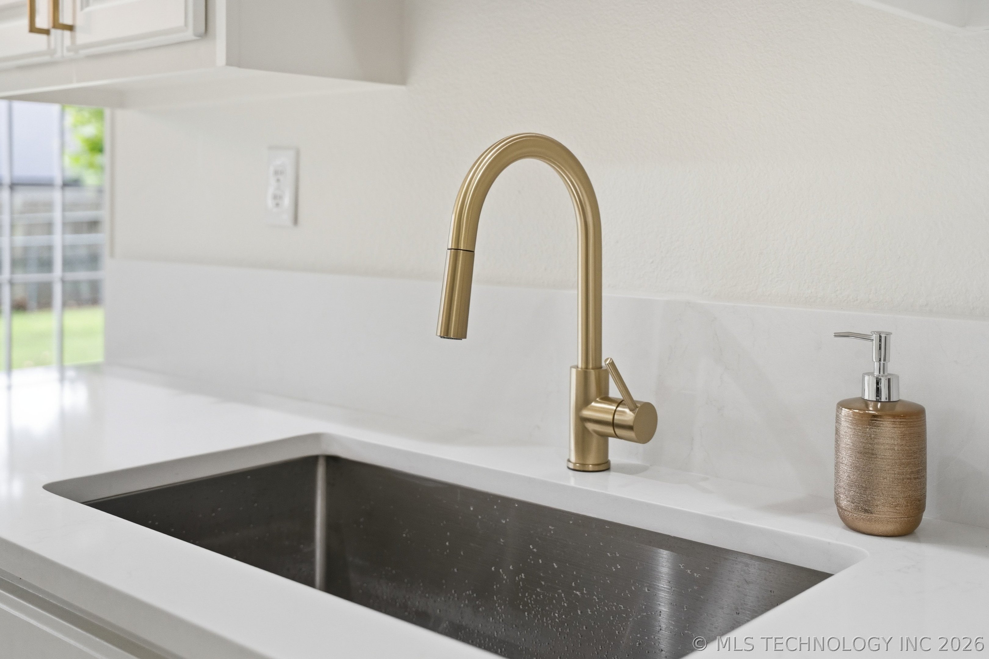 1004 W Beech Street Property Photo 15