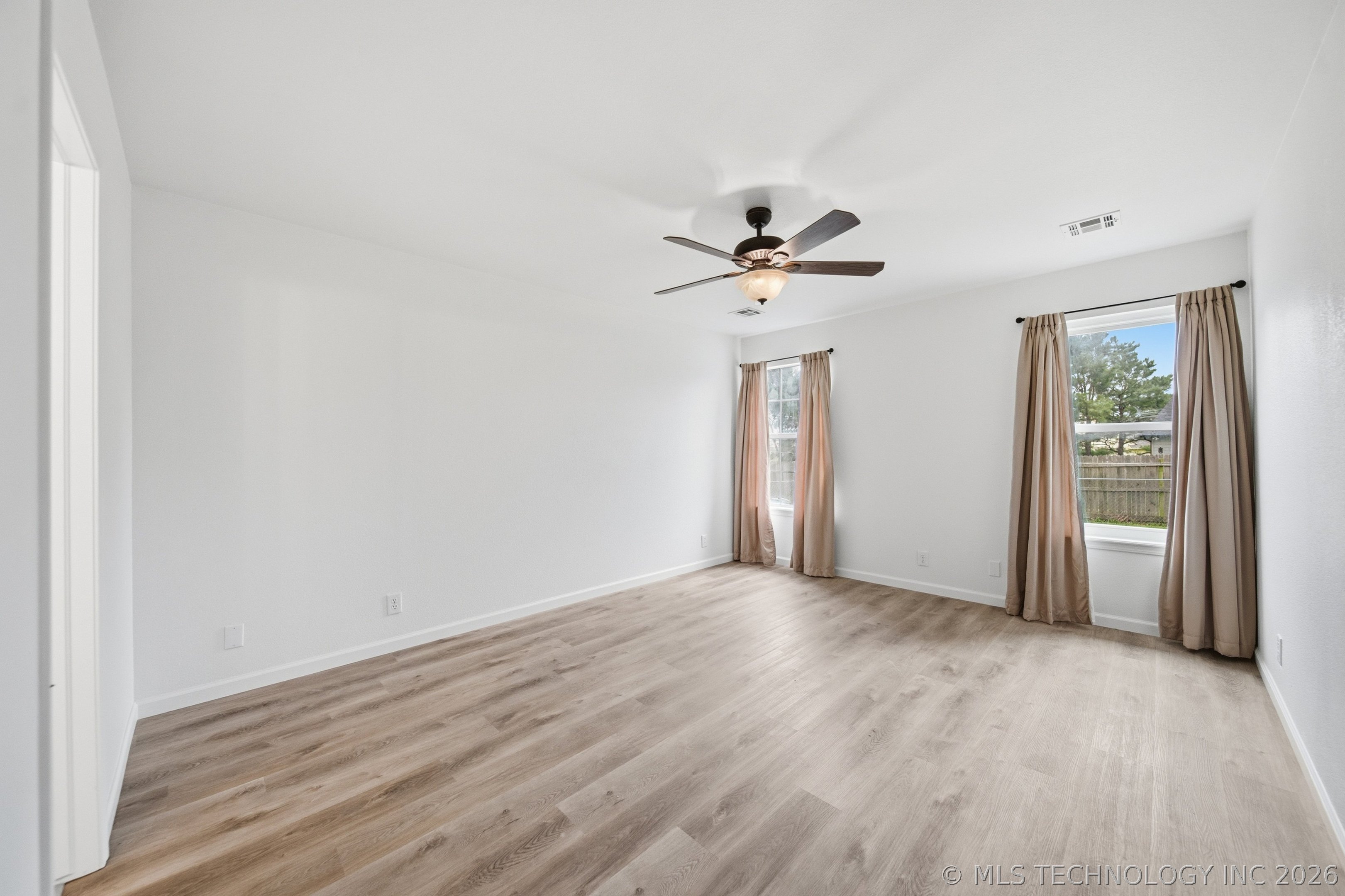 1004 W Beech Street Property Photo 18