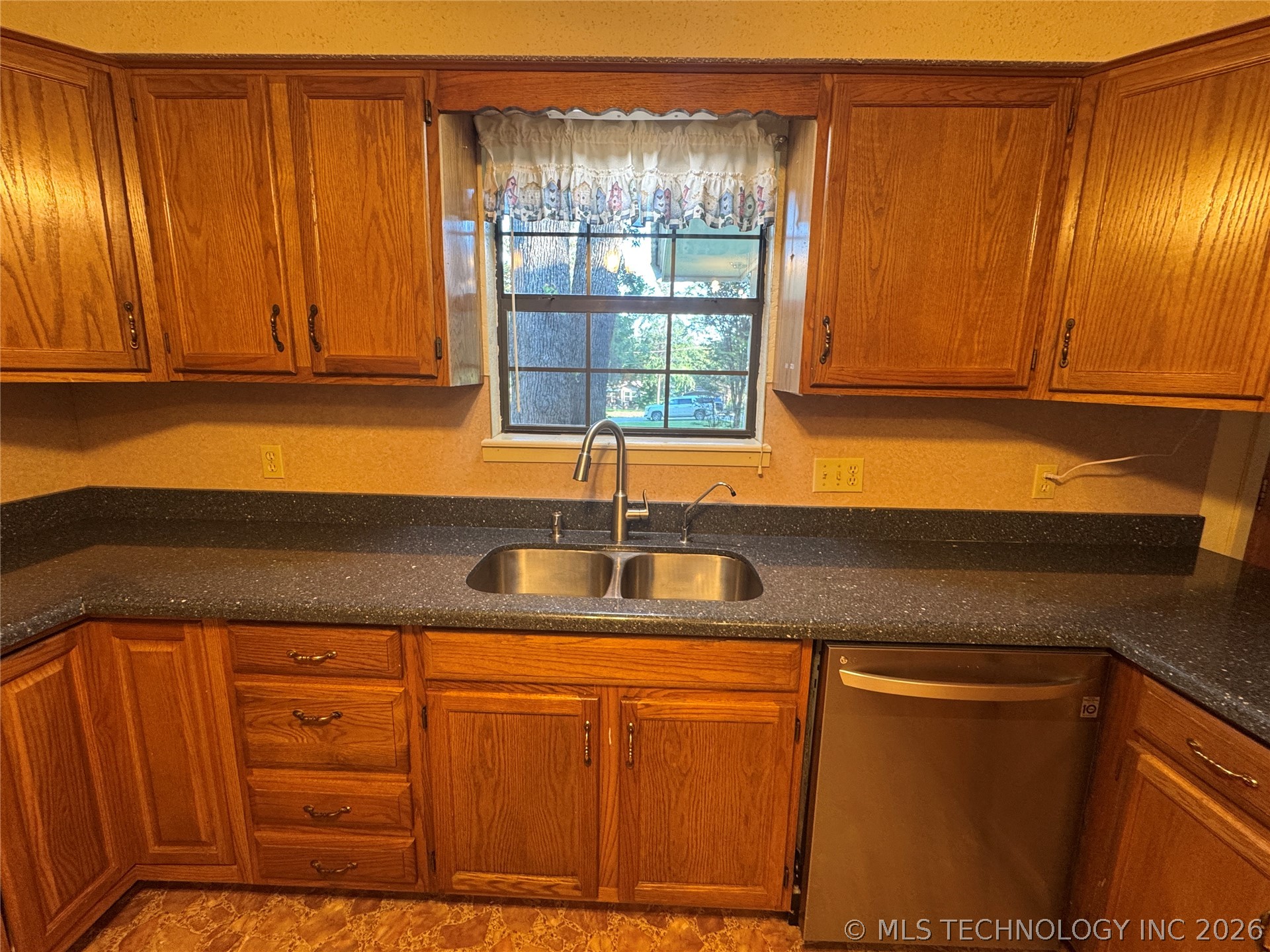 85 Pine Street Property Photo 15