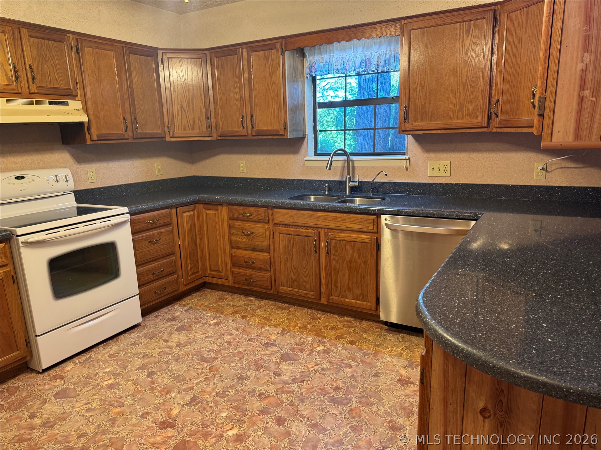 85 Pine Street Property Photo 16