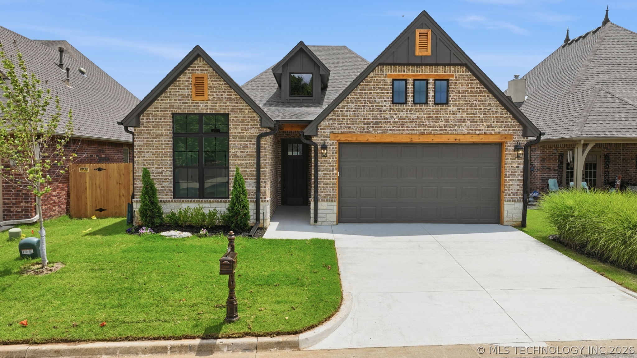 1563 S Hickory Circle Property Photo 1