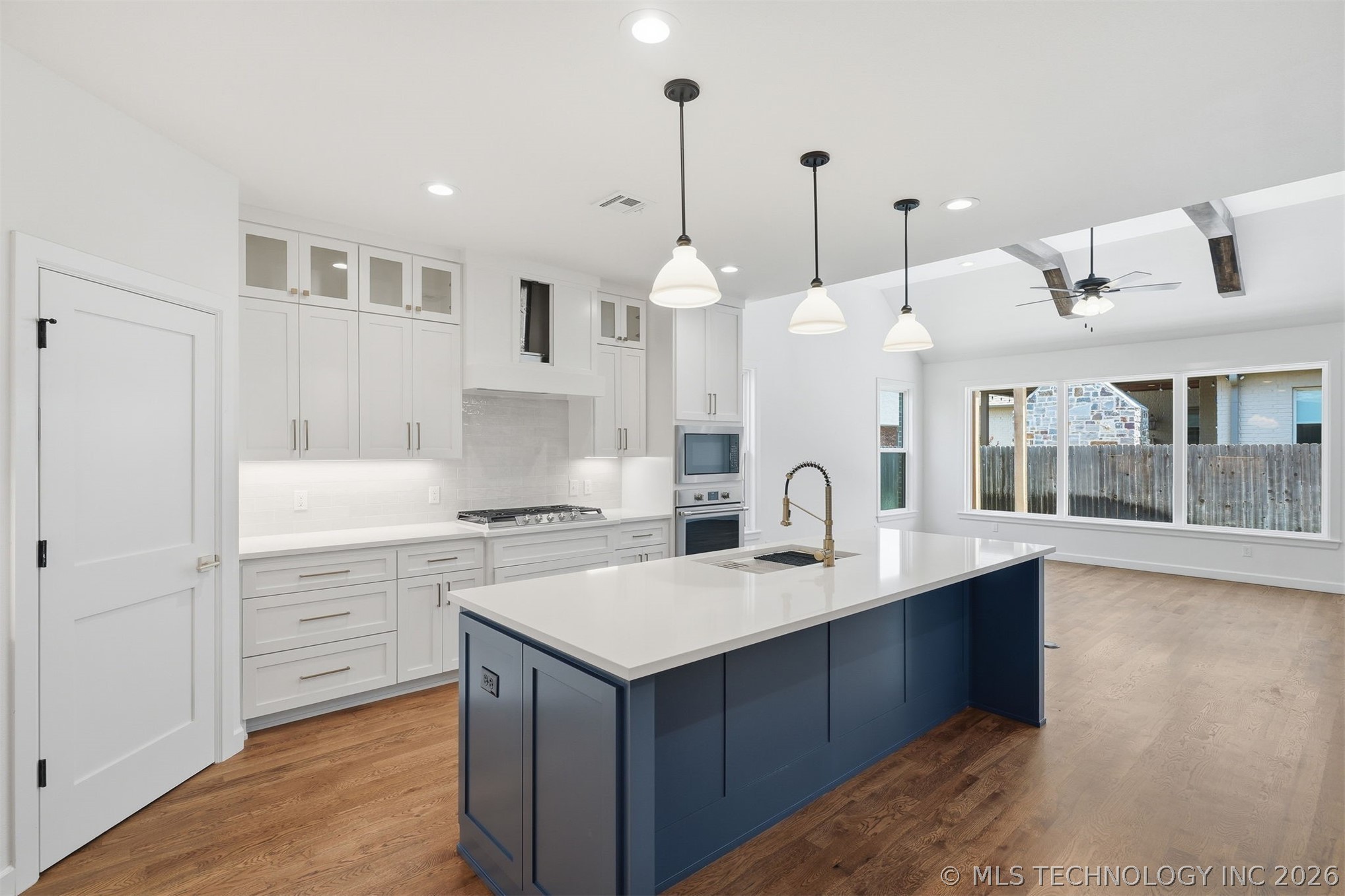 1563 S Hickory Circle Property Photo 7