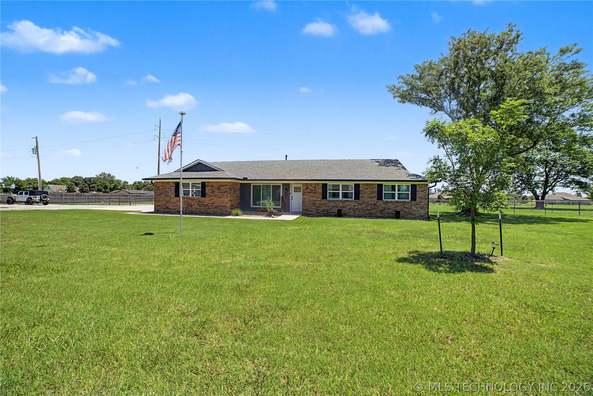 1120 S Sequoyah Drive Property Photo 1