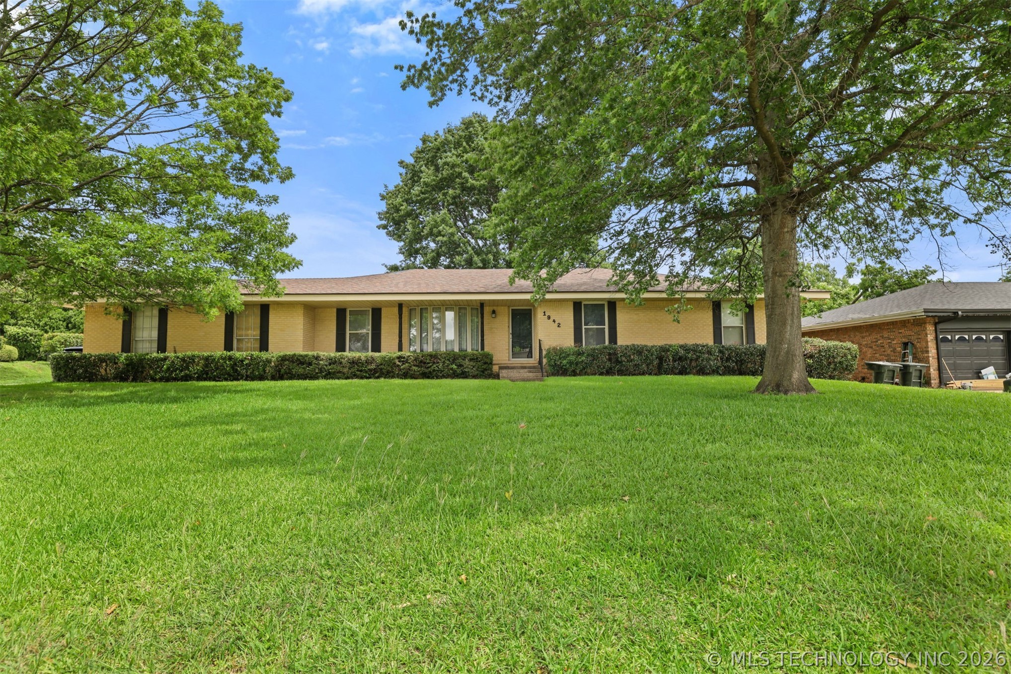 1942 W Locust Property Photo