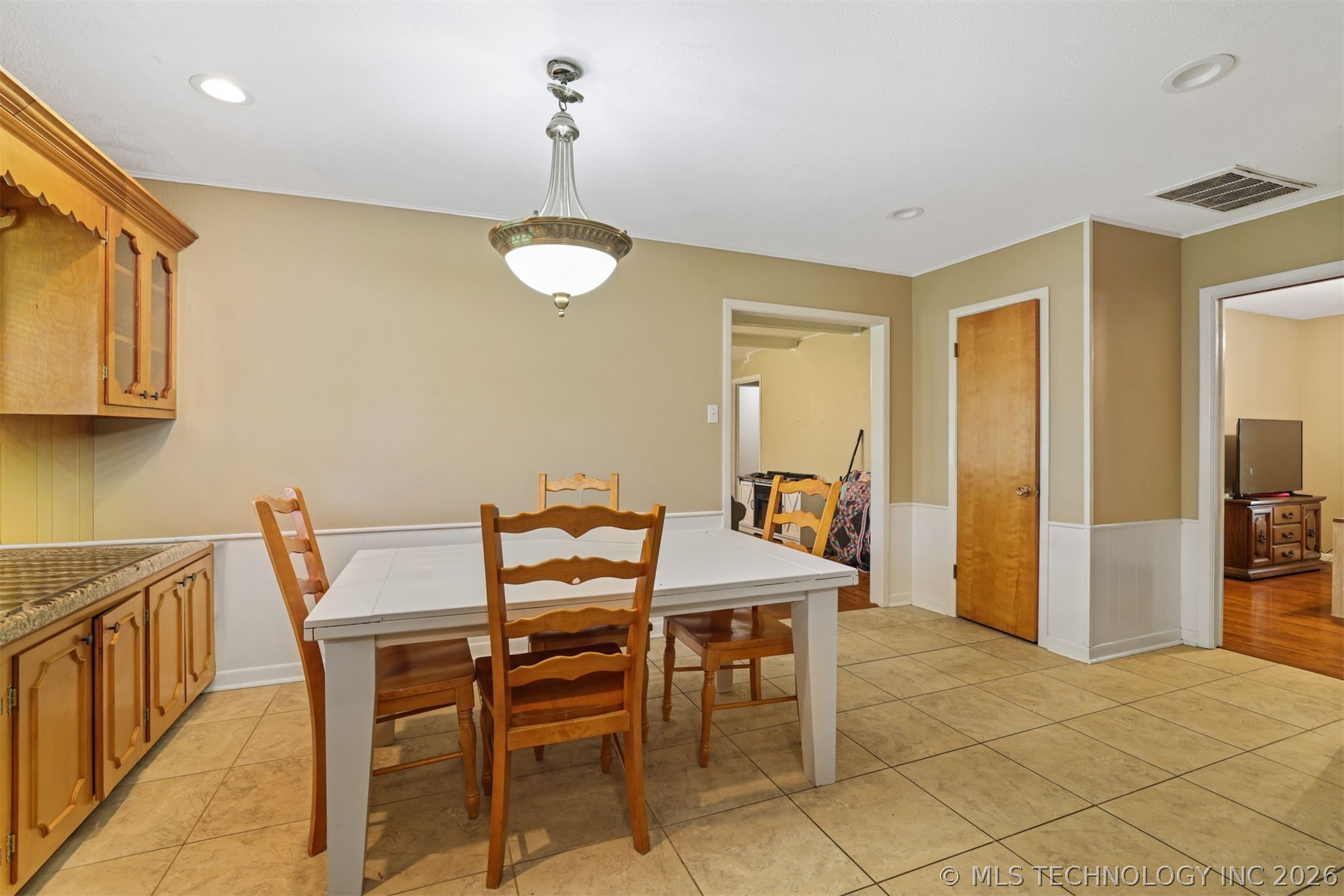 1942 W Locust Property Photo 8