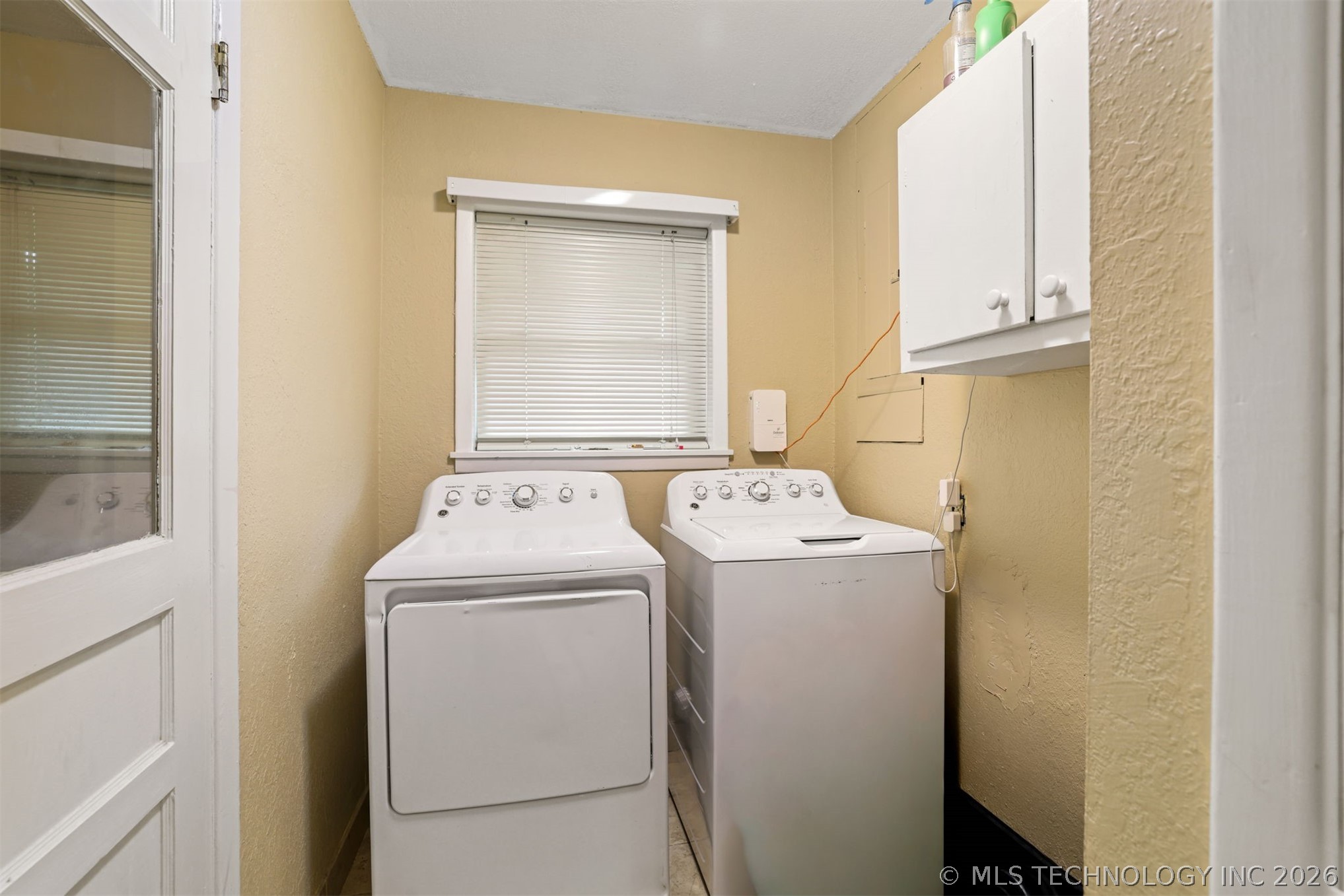 1942 W Locust Property Photo 9