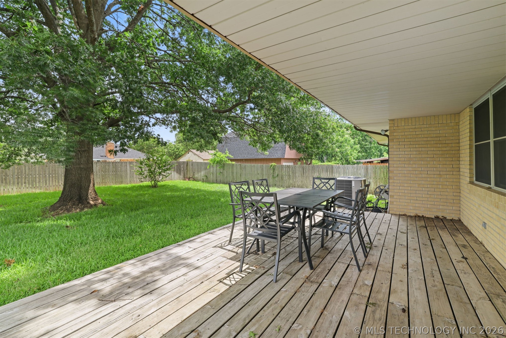 1942 W Locust Property Photo 22