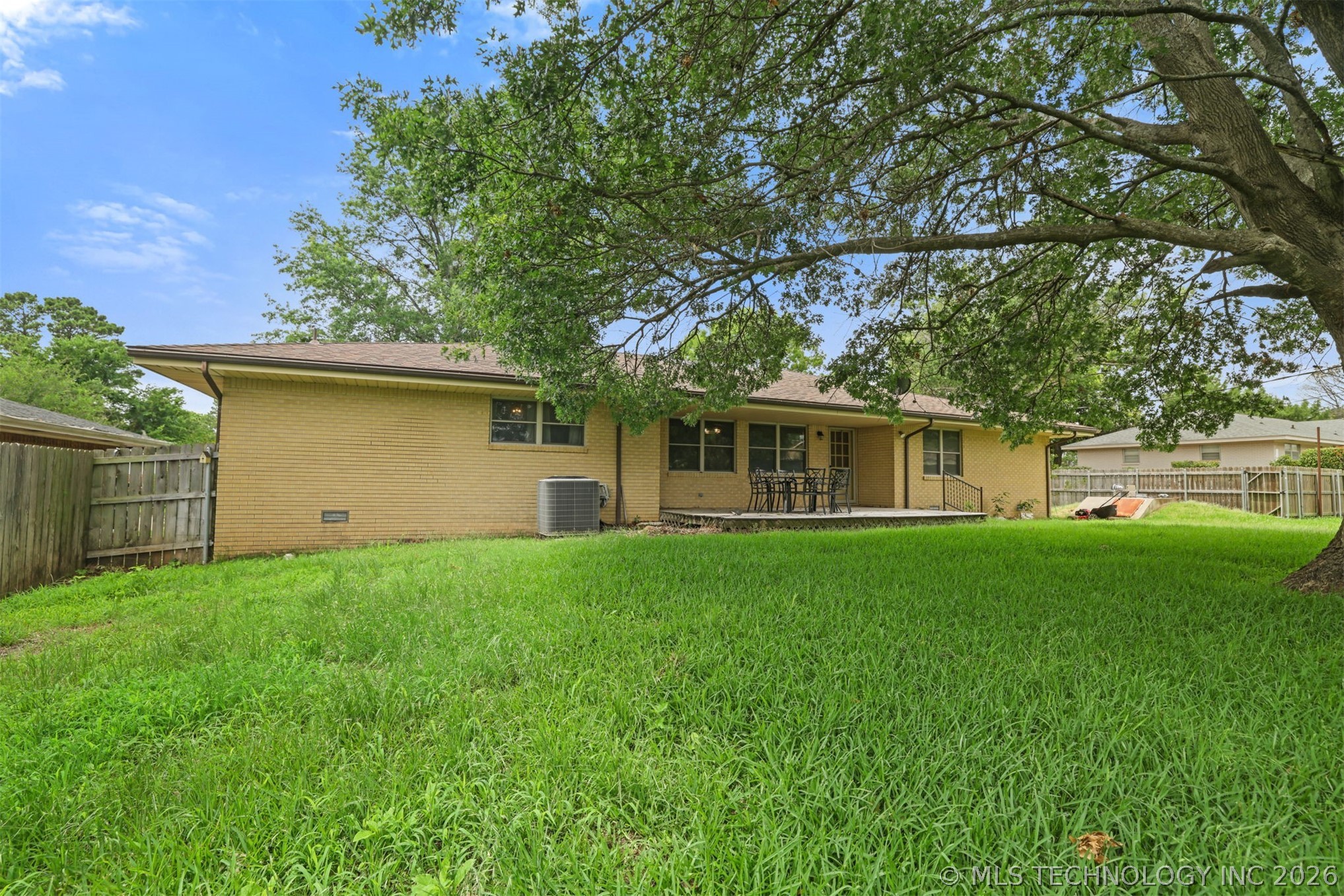 1942 W Locust Property Photo 24