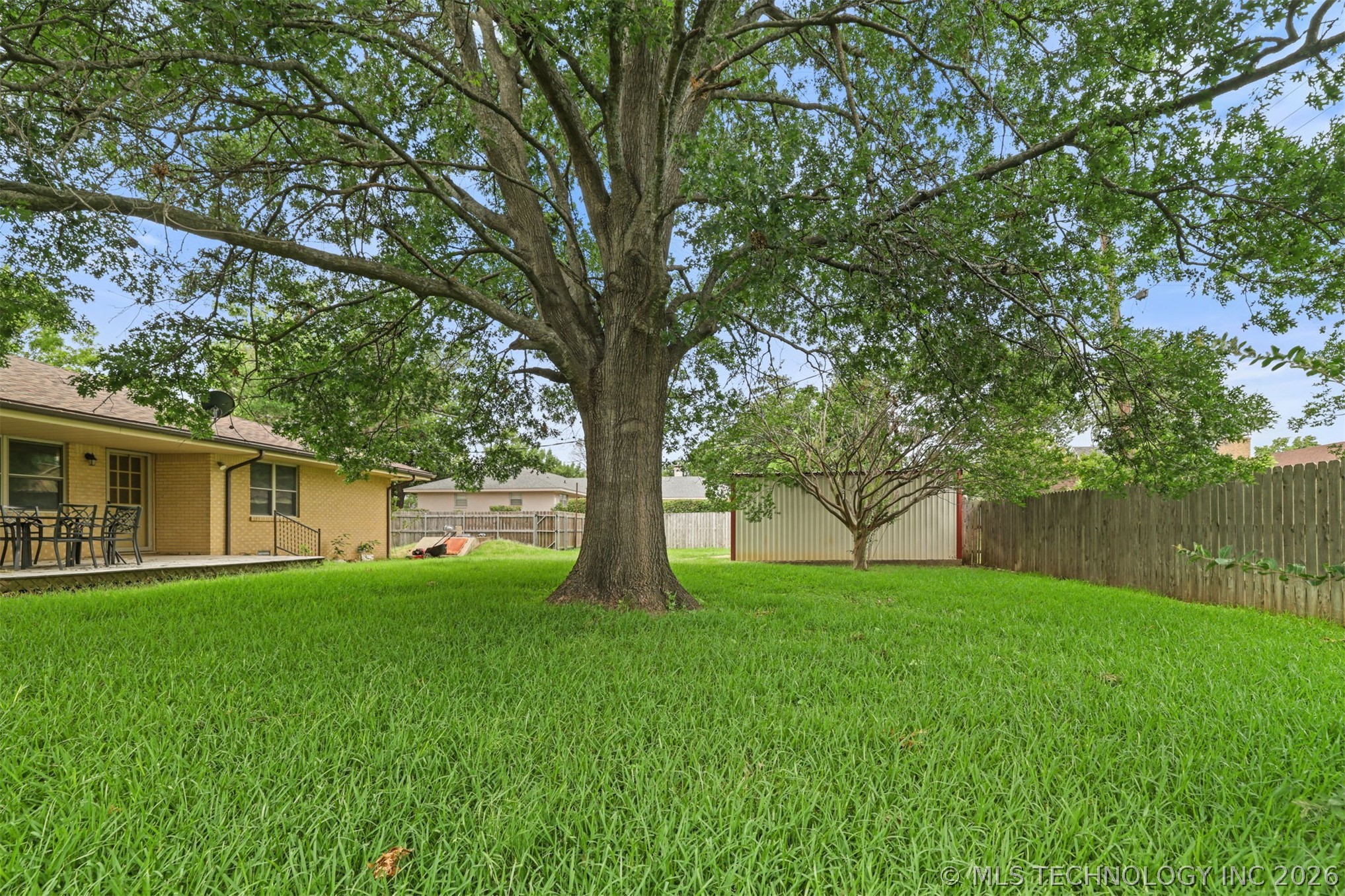 1942 W Locust Property Photo 25
