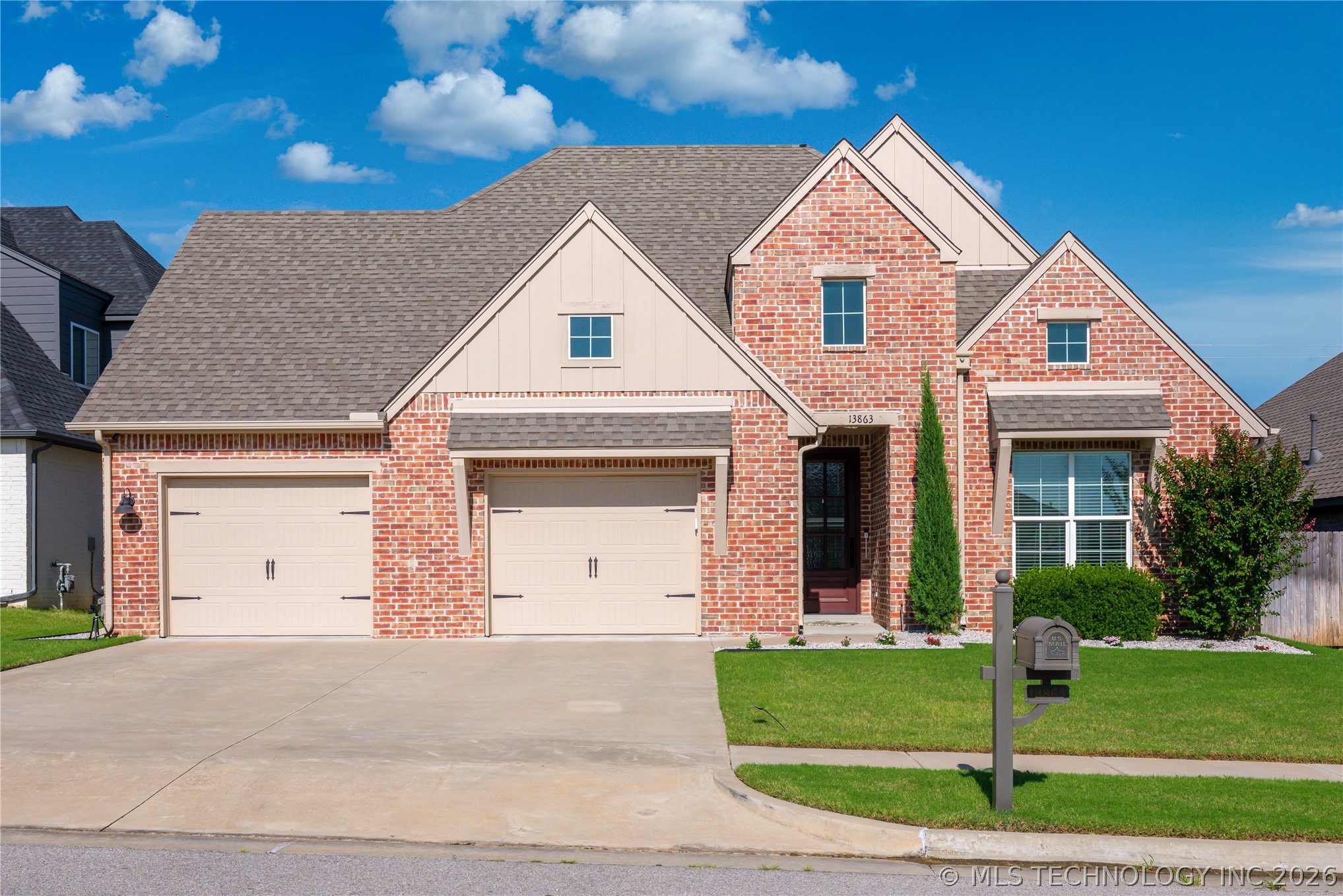 13863 S 21st Place Property Photo 1