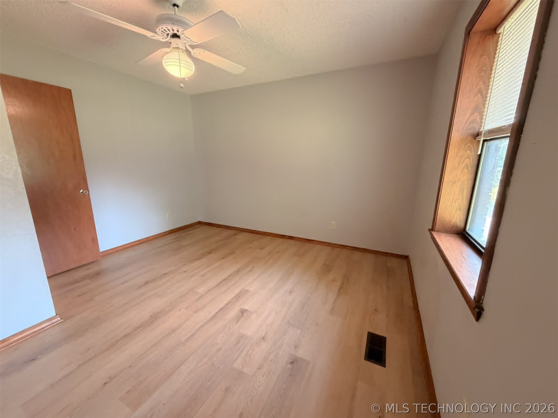 305 E Barclay Street Property Photo 10