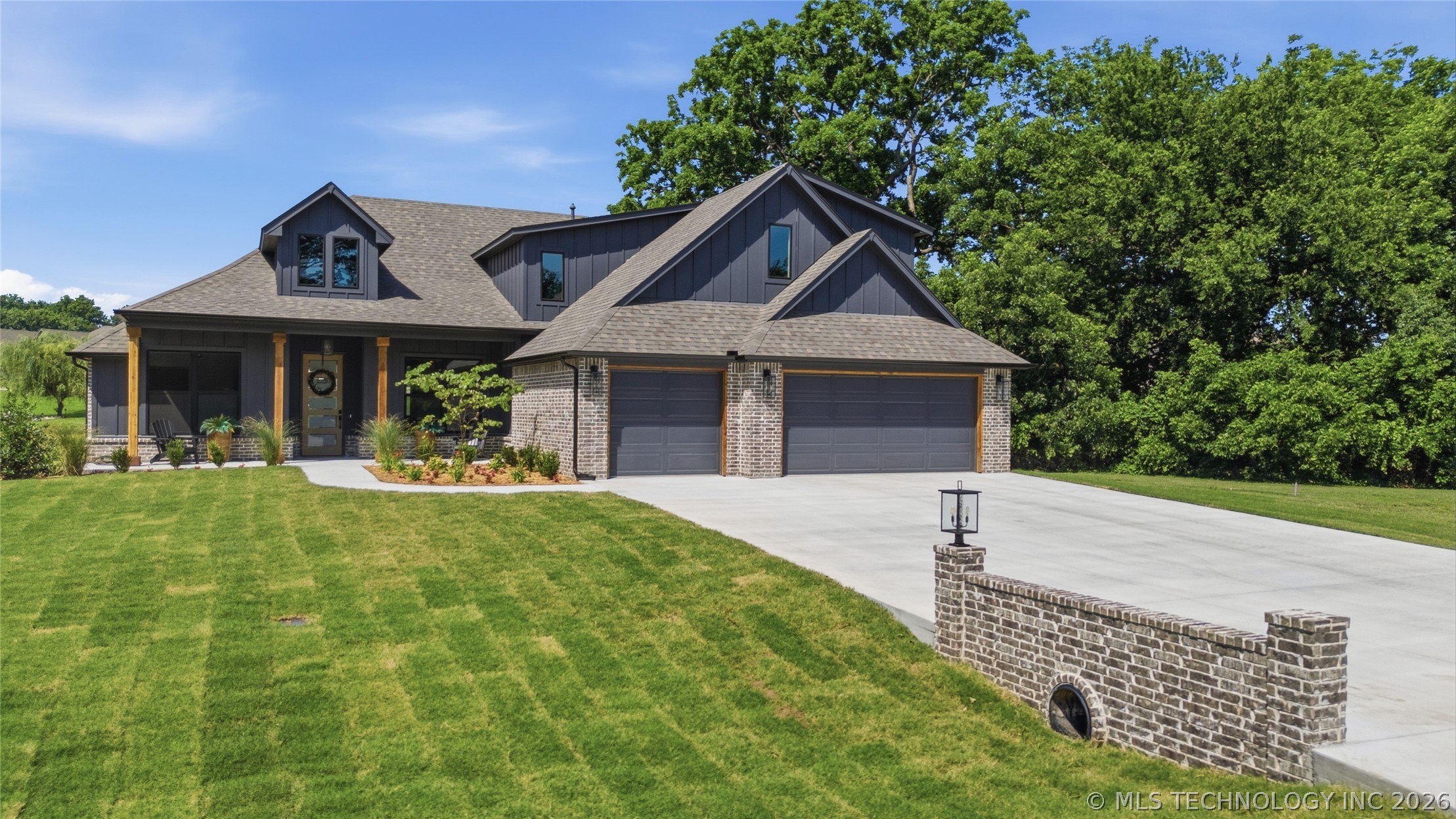 18236 S Clear Creek Court Property Photo 2