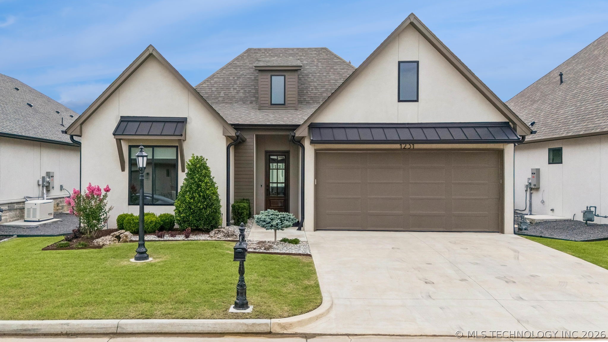 1231 N 71st Place Property Photo 2