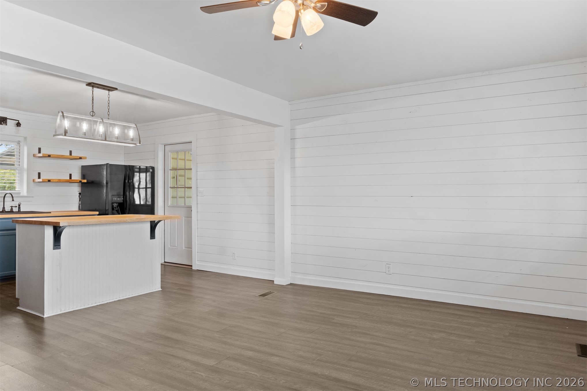 1219 W University Property Photo 4