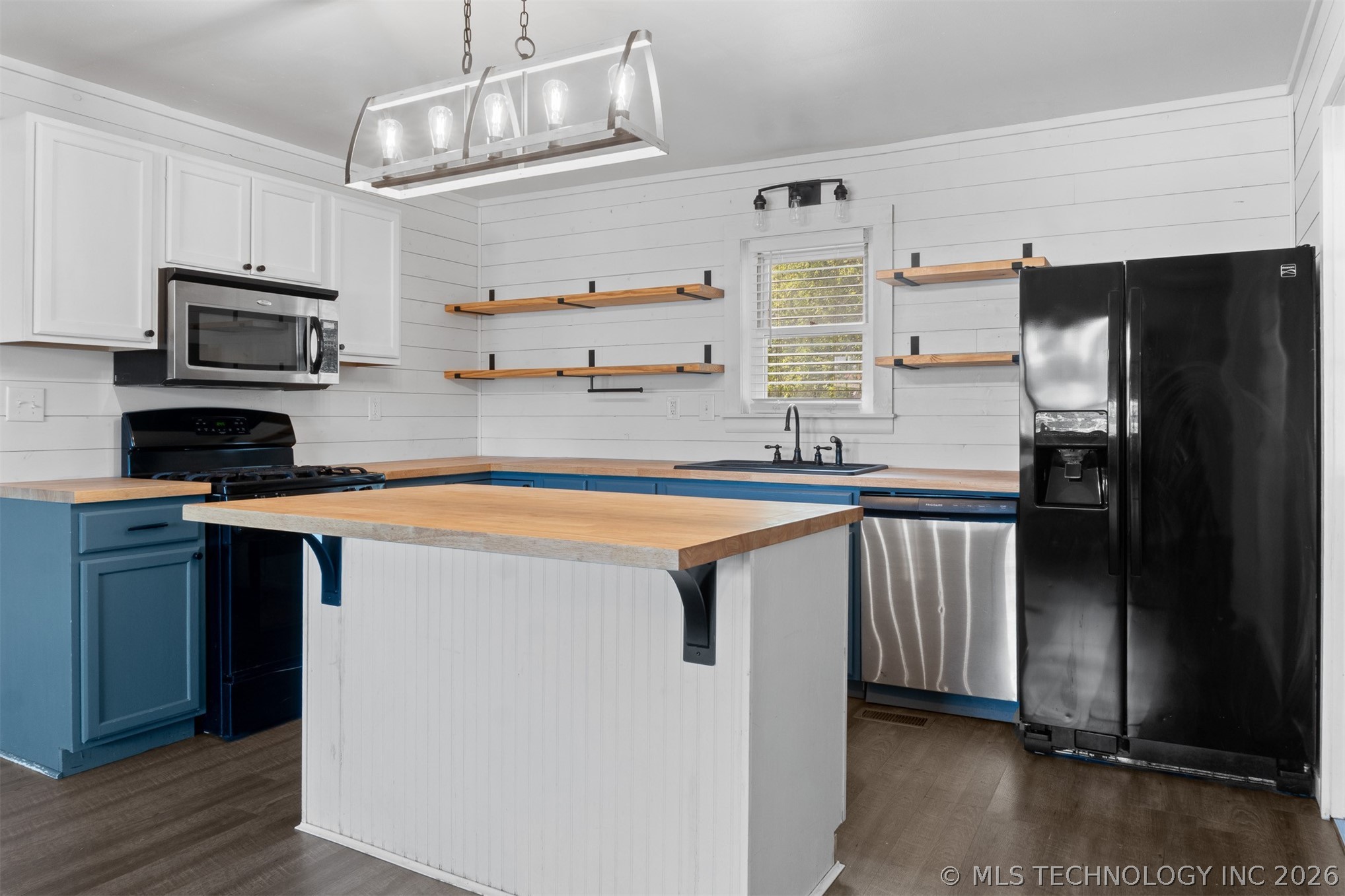 1219 W University Property Photo 6