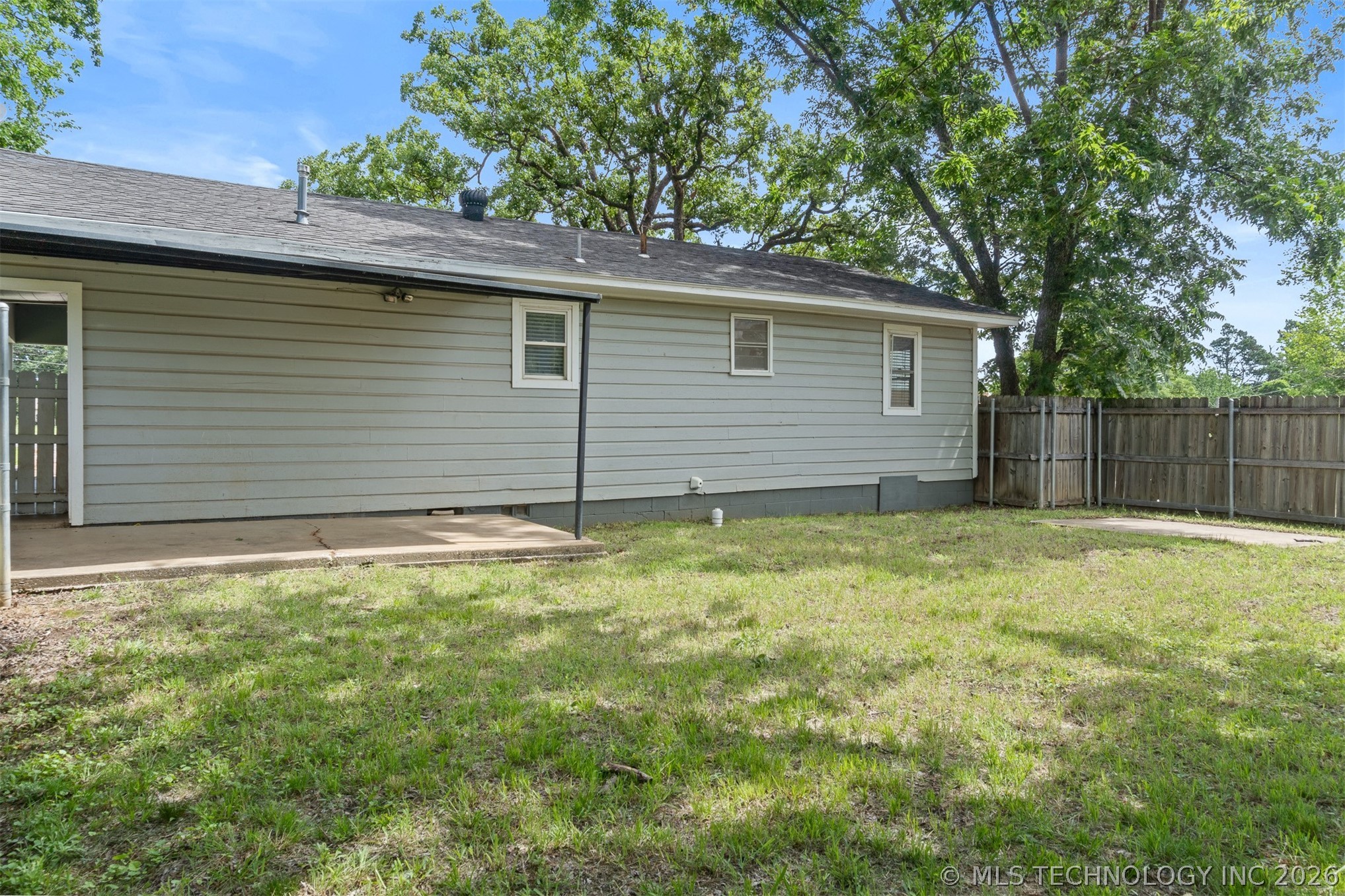 1219 W University Property Photo 17