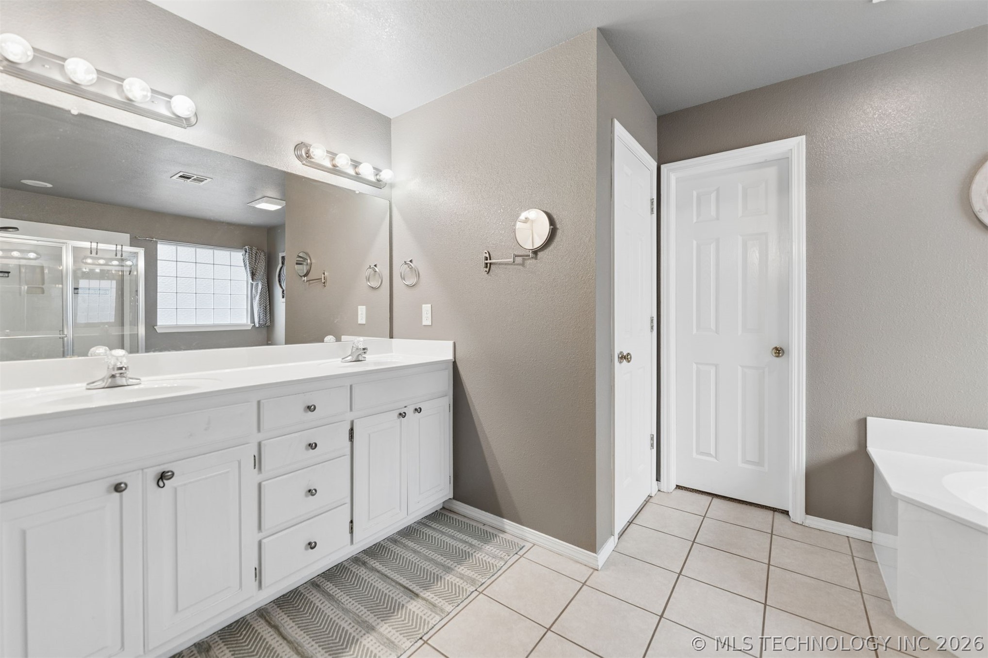 521 S 63rd Place Property Photo 23