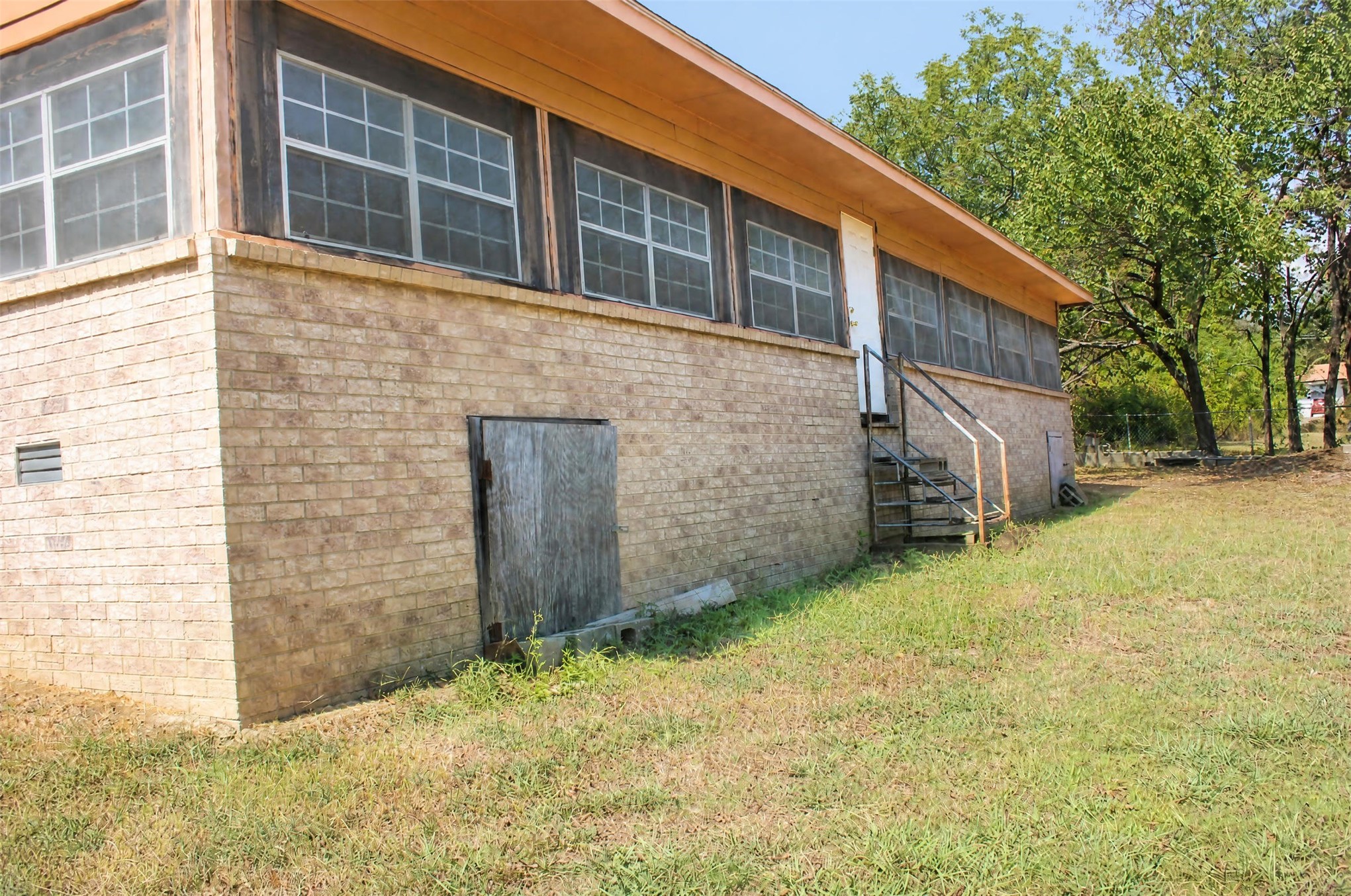 463 W 10th Street Property Photo 1