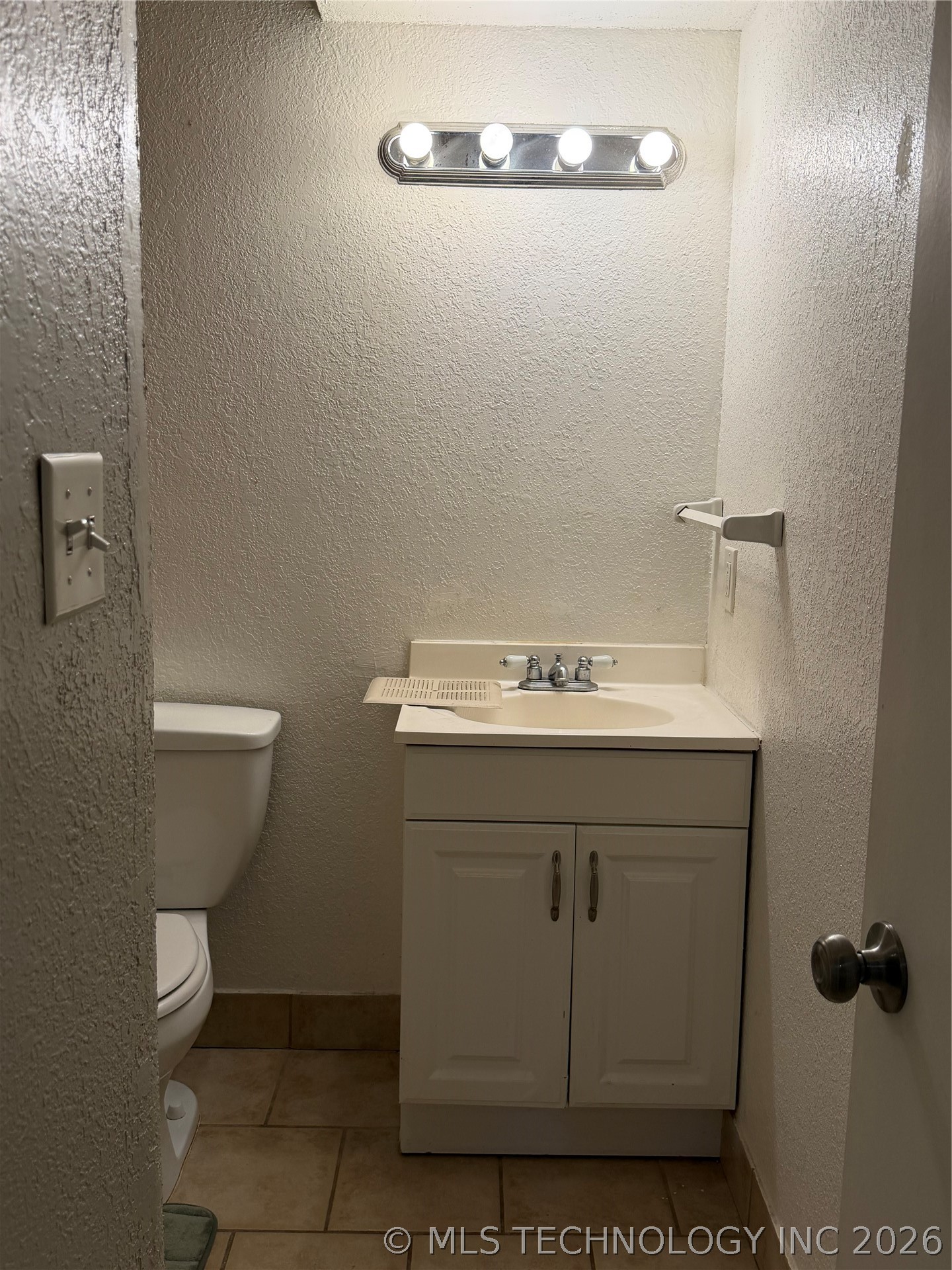 2224 E 66th Place 1208 Property Photo 13