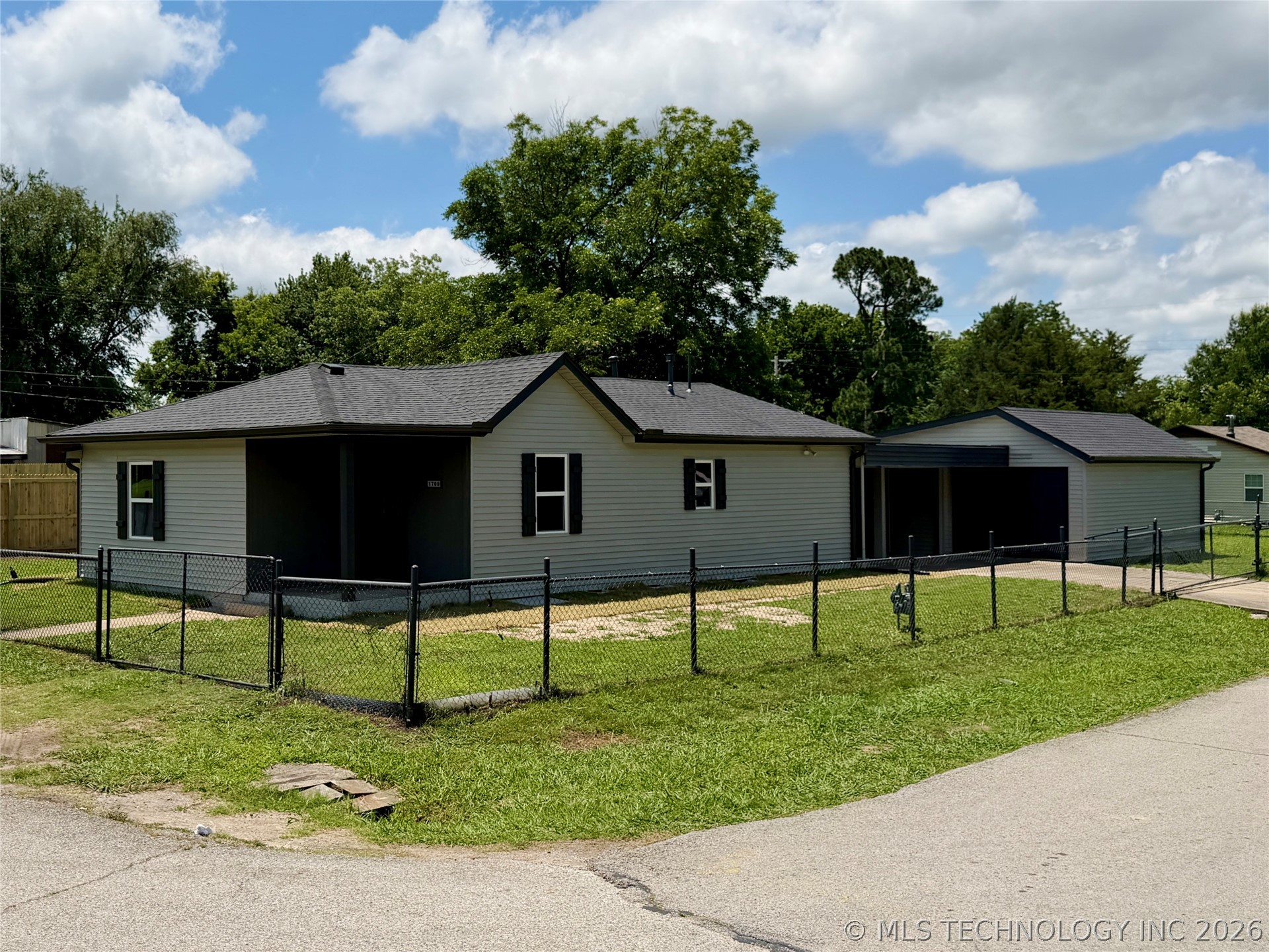 1700 S Park Street Property Photo 1