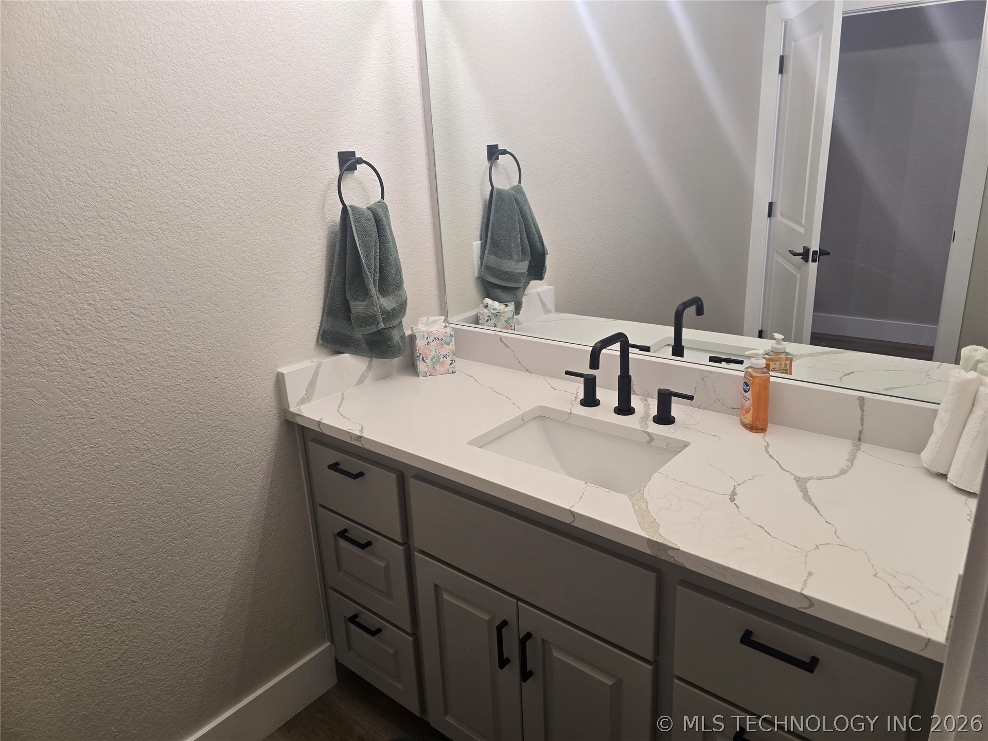 418114 E 1218 Road E Property Photo 4
