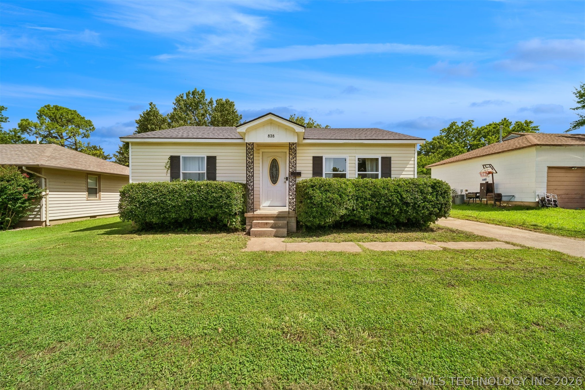 828 E 5th Street Property Photo 1
