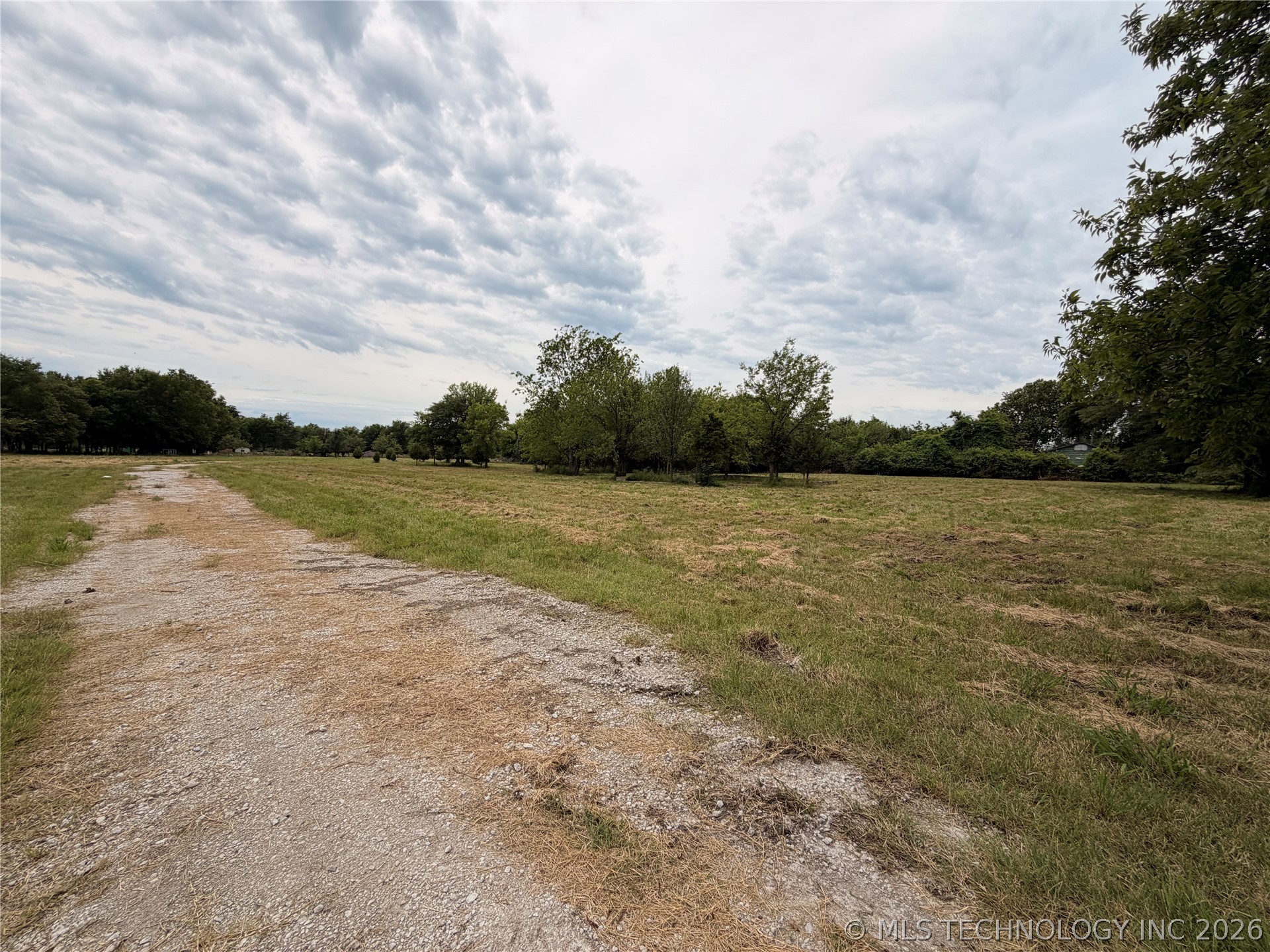 4718 E 472nd Road Property Photo 2