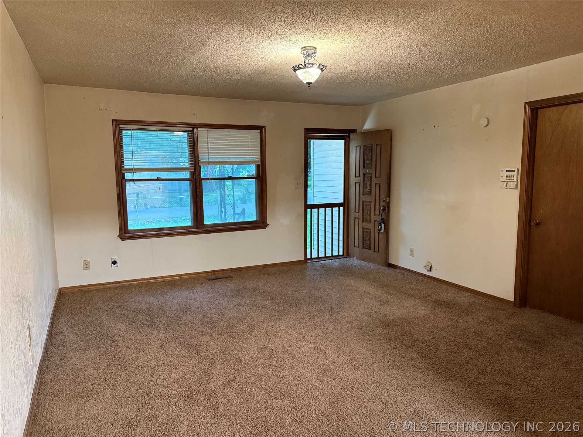 4923 W 3rd Street Property Photo 4