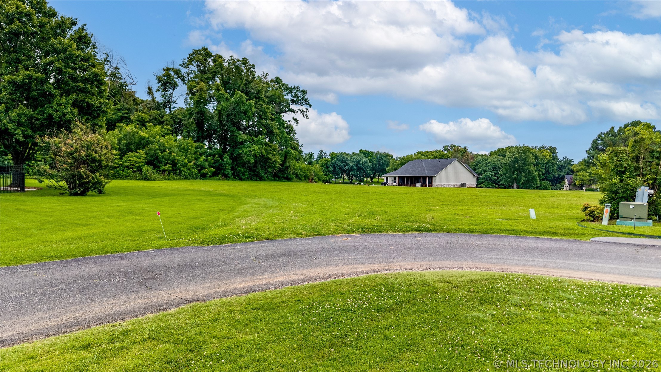 451657 Southern Hills Property Photo 3