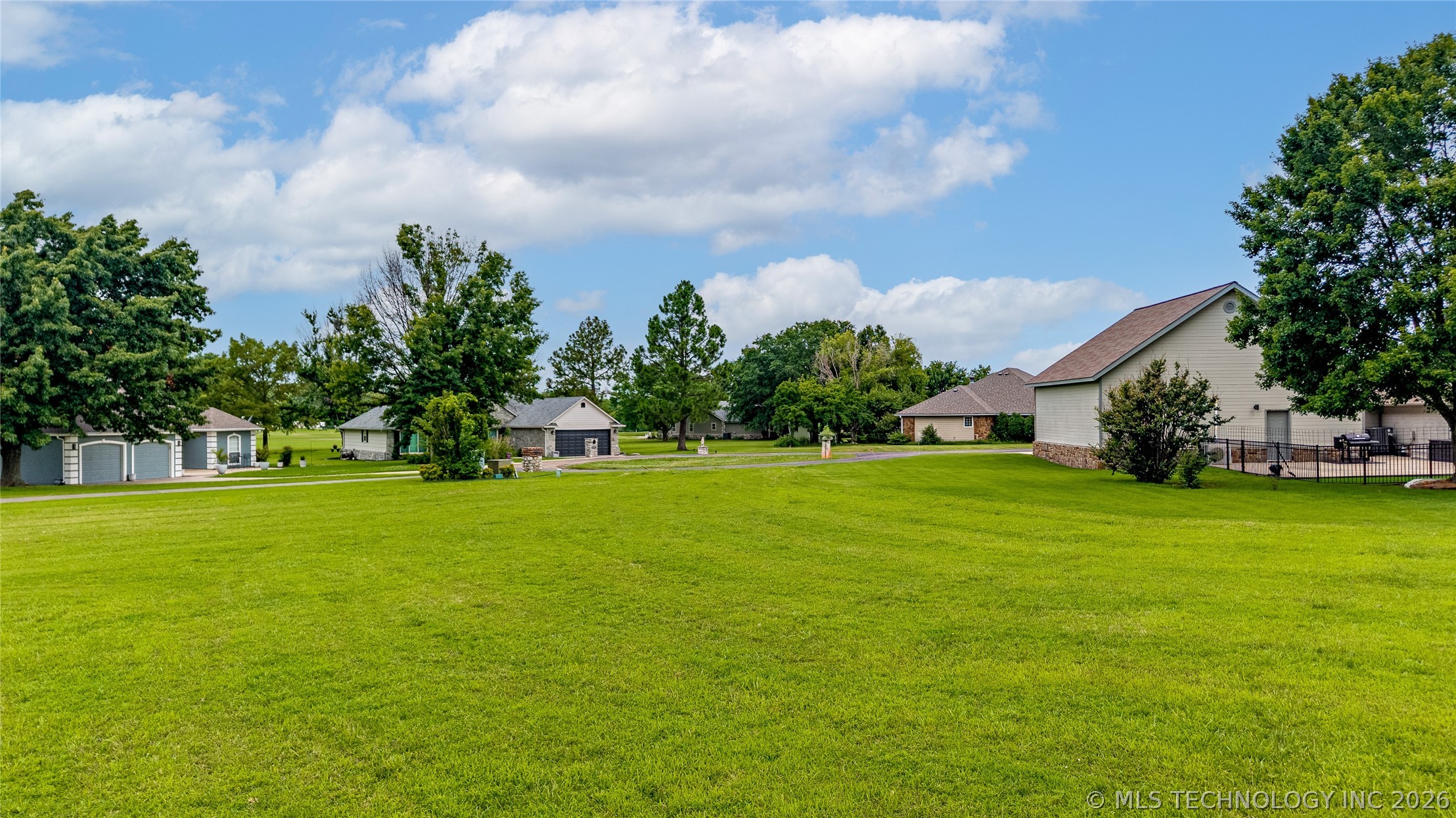 451657 Southern Hills Property Photo 4