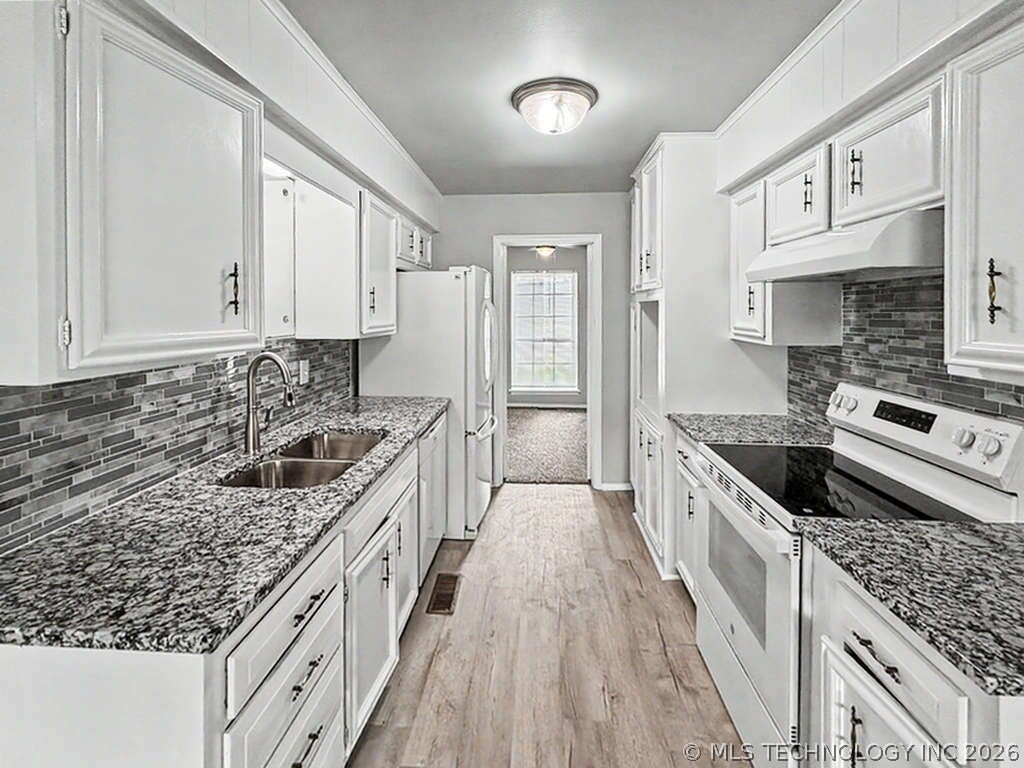 5210 S 74th Avenue E Property Photo 6