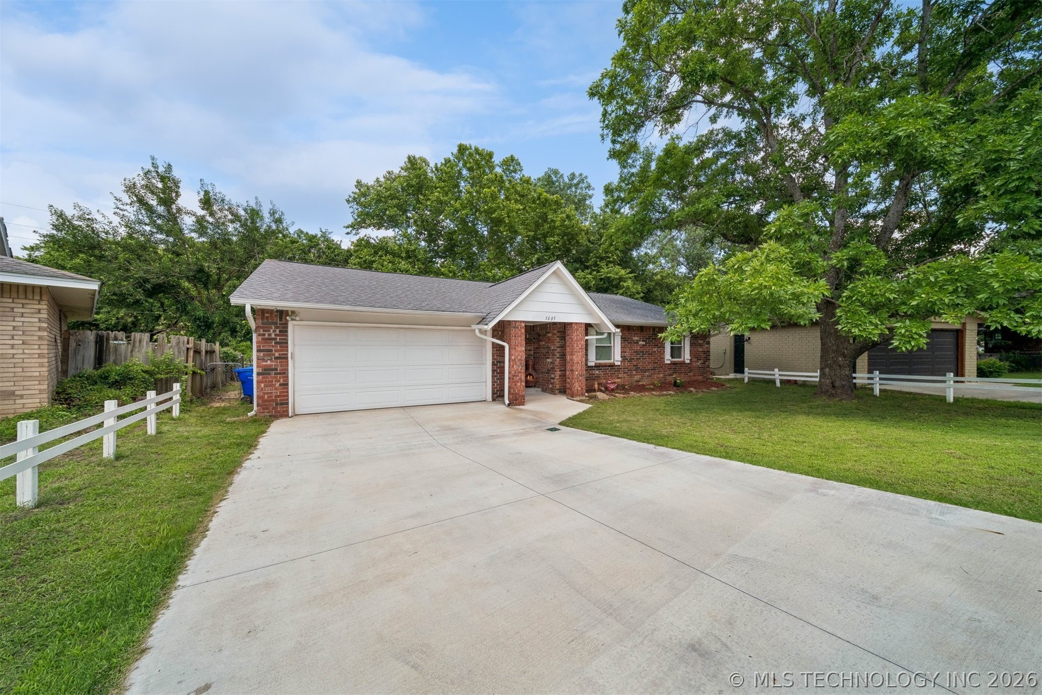 1605 S Pine Avenue Property Photo 2